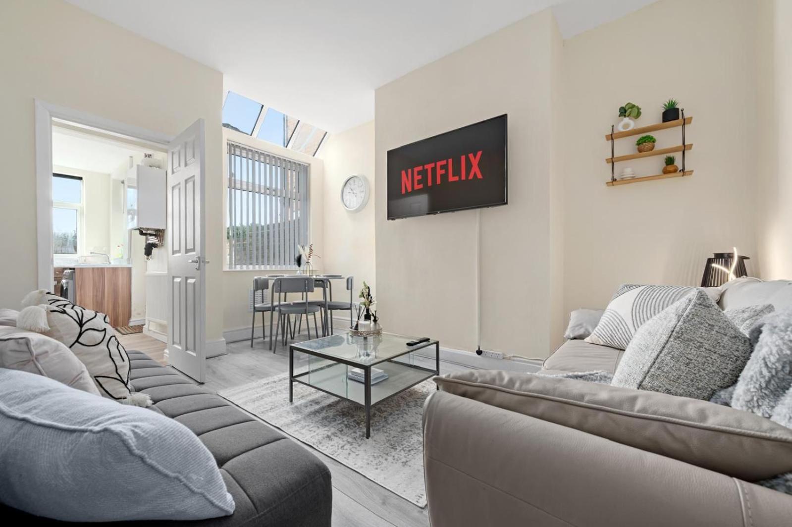 Luxury 4-bed Perfect For Contractors & Families W Free Parking Holiday home Manchester