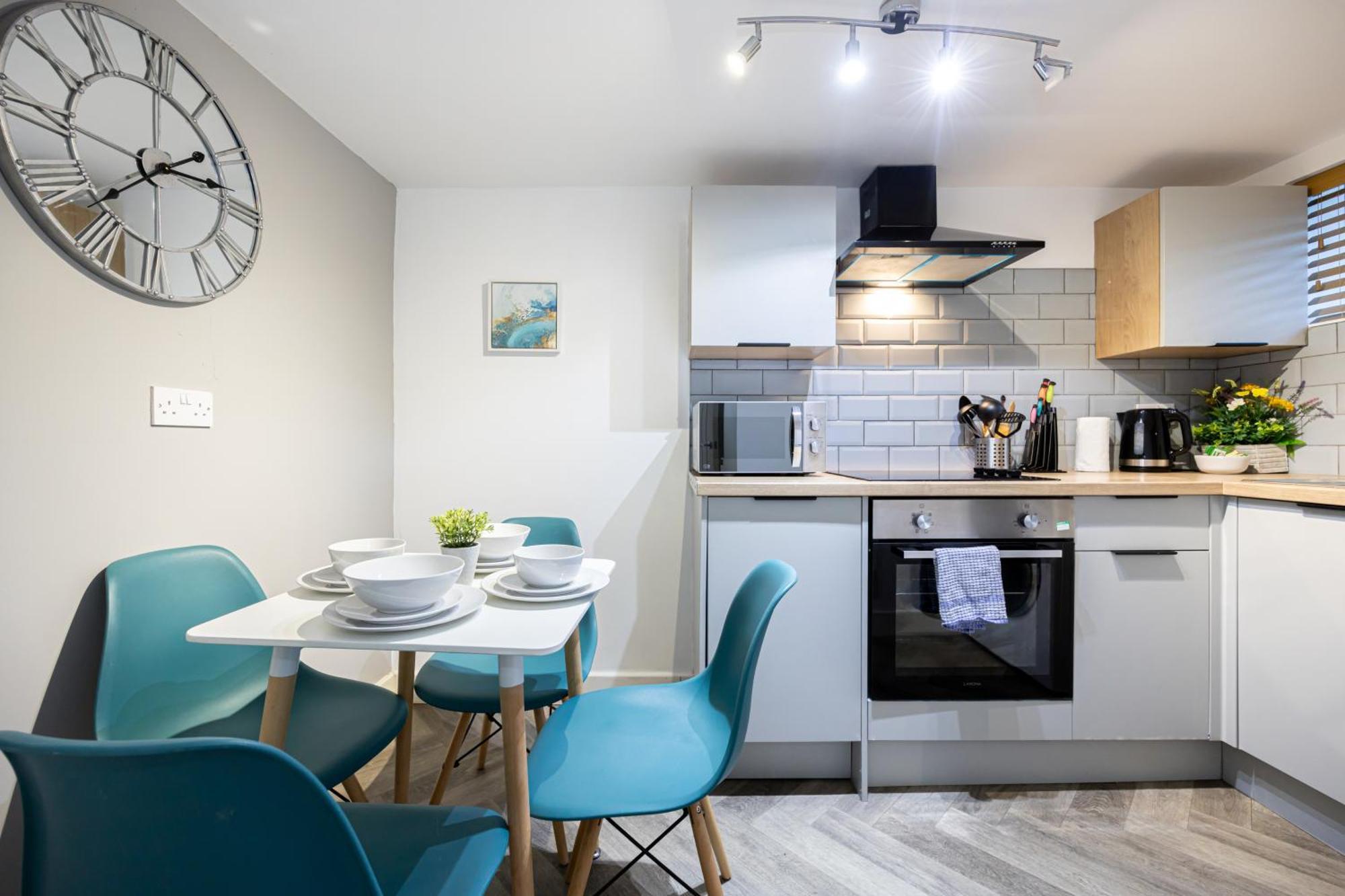 Stylish 2-bed Flat Steps From Tram Stop Apartment *