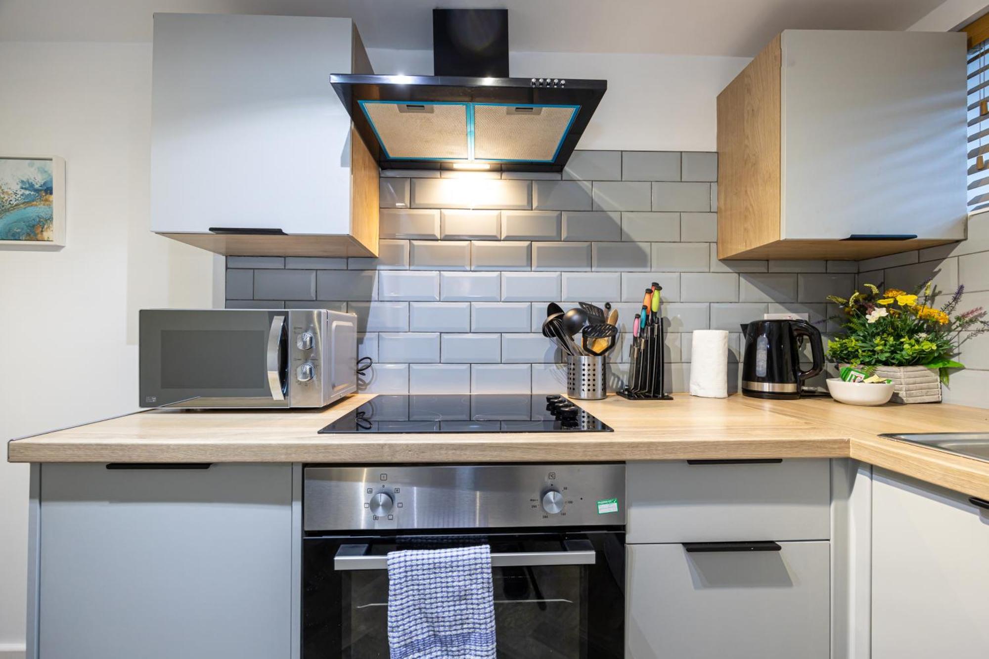 Apartment Stylish 2-bed Flat Steps From Tram Stop *