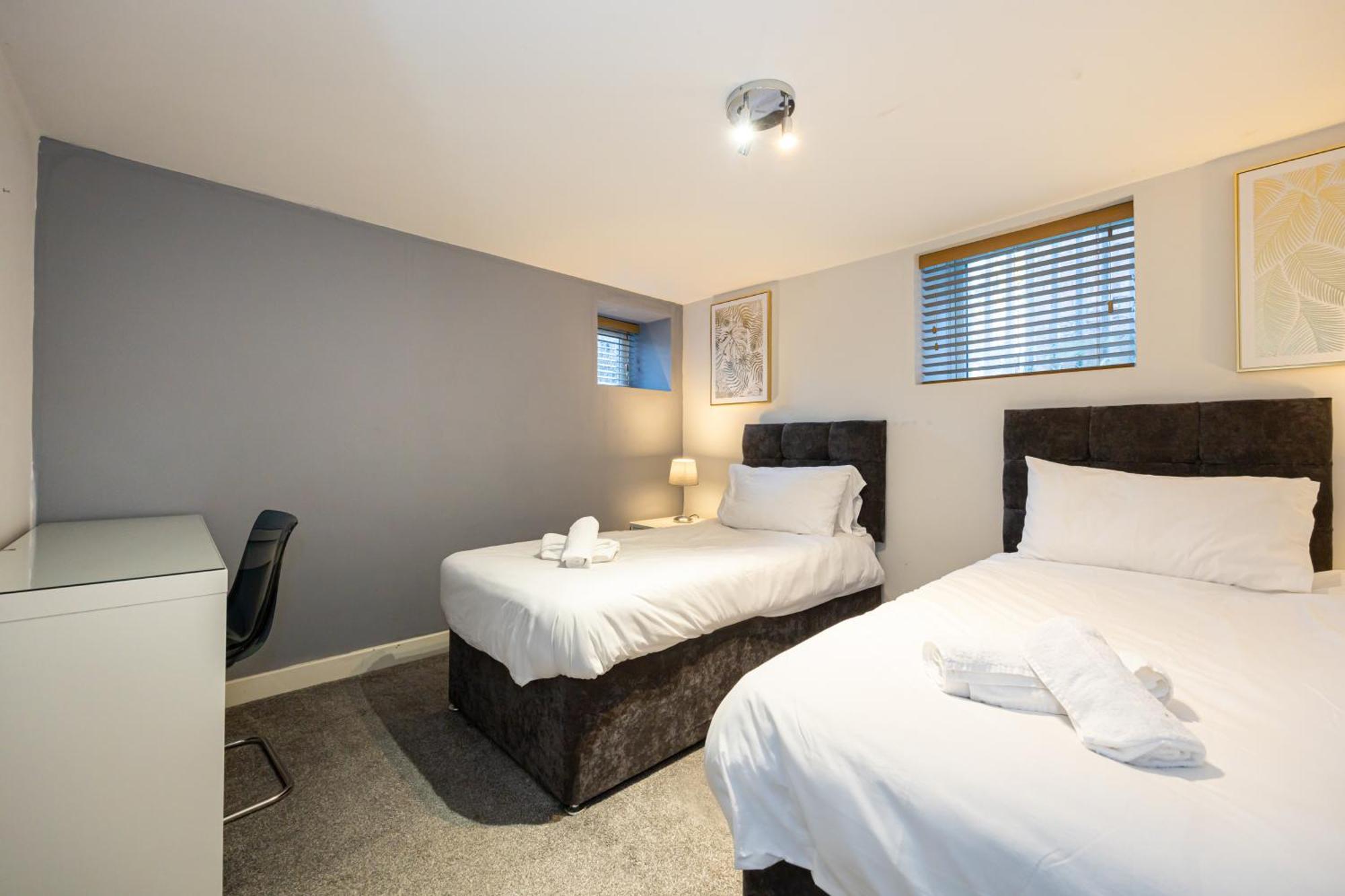 Stylish 2-bed Flat Steps From Tram Stop Manchester