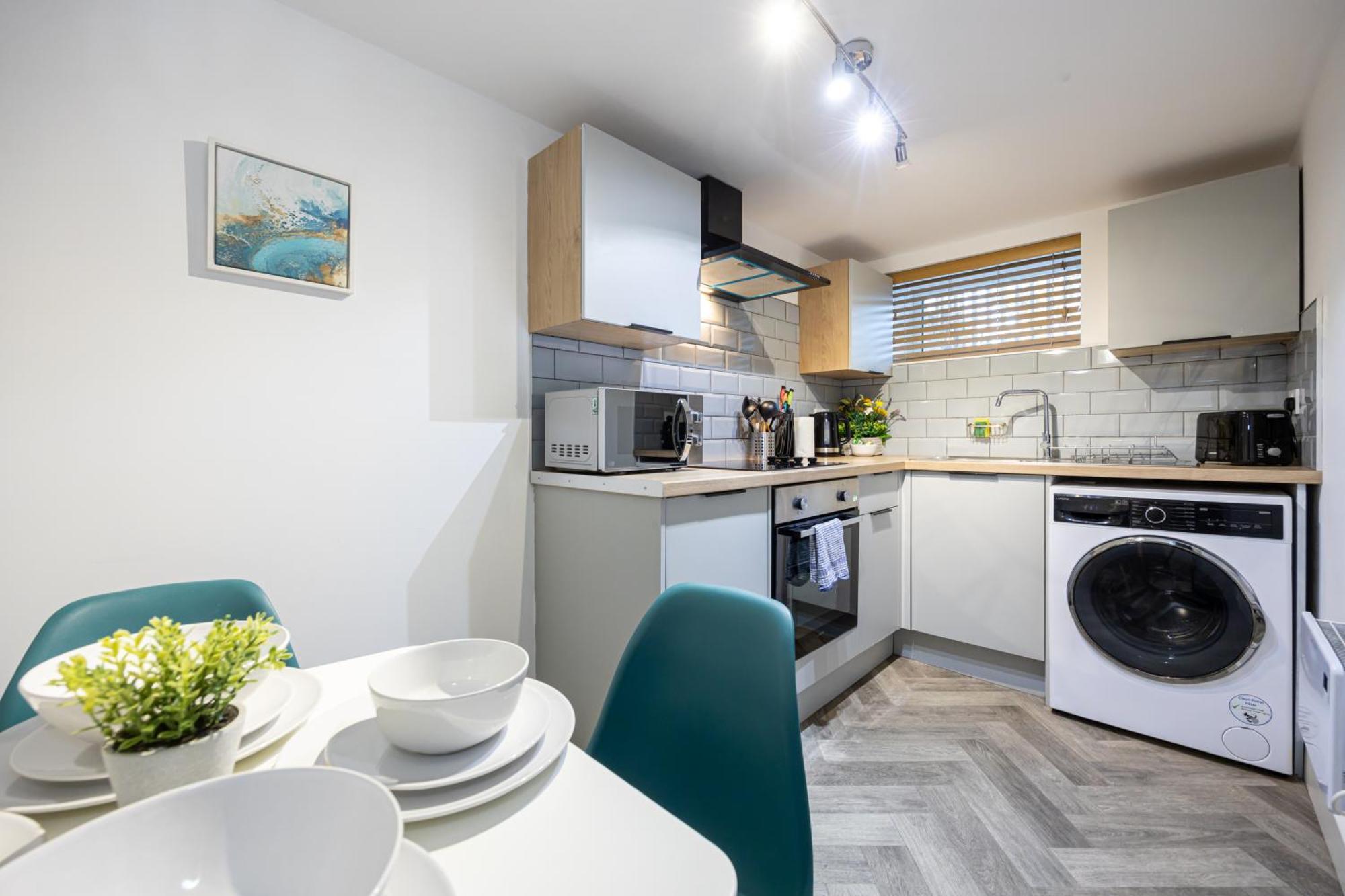 Apartment Stylish 2-bed Flat Steps From Tram Stop