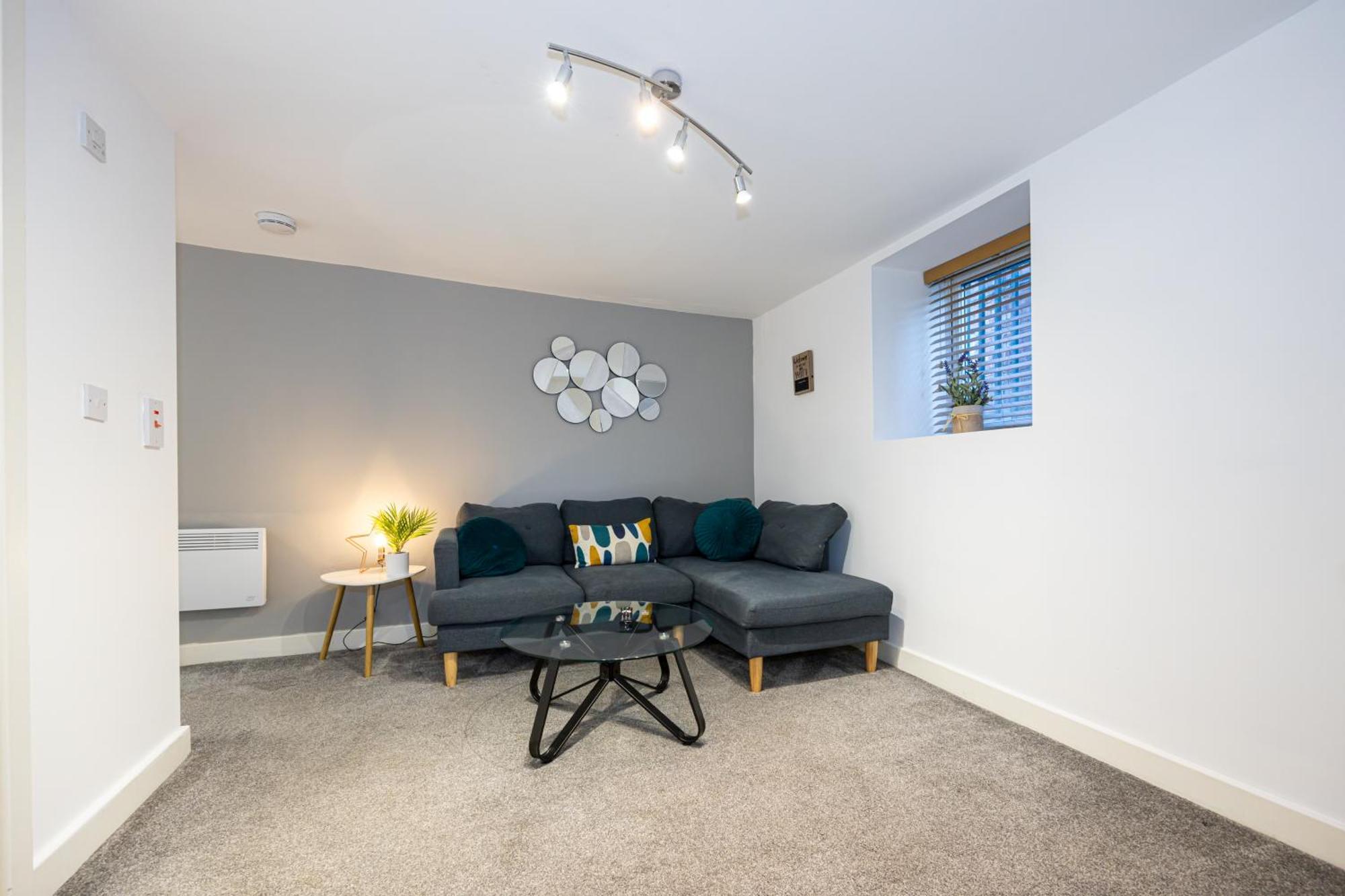 Apartment Stylish 2-bed Flat Steps From Tram Stop *