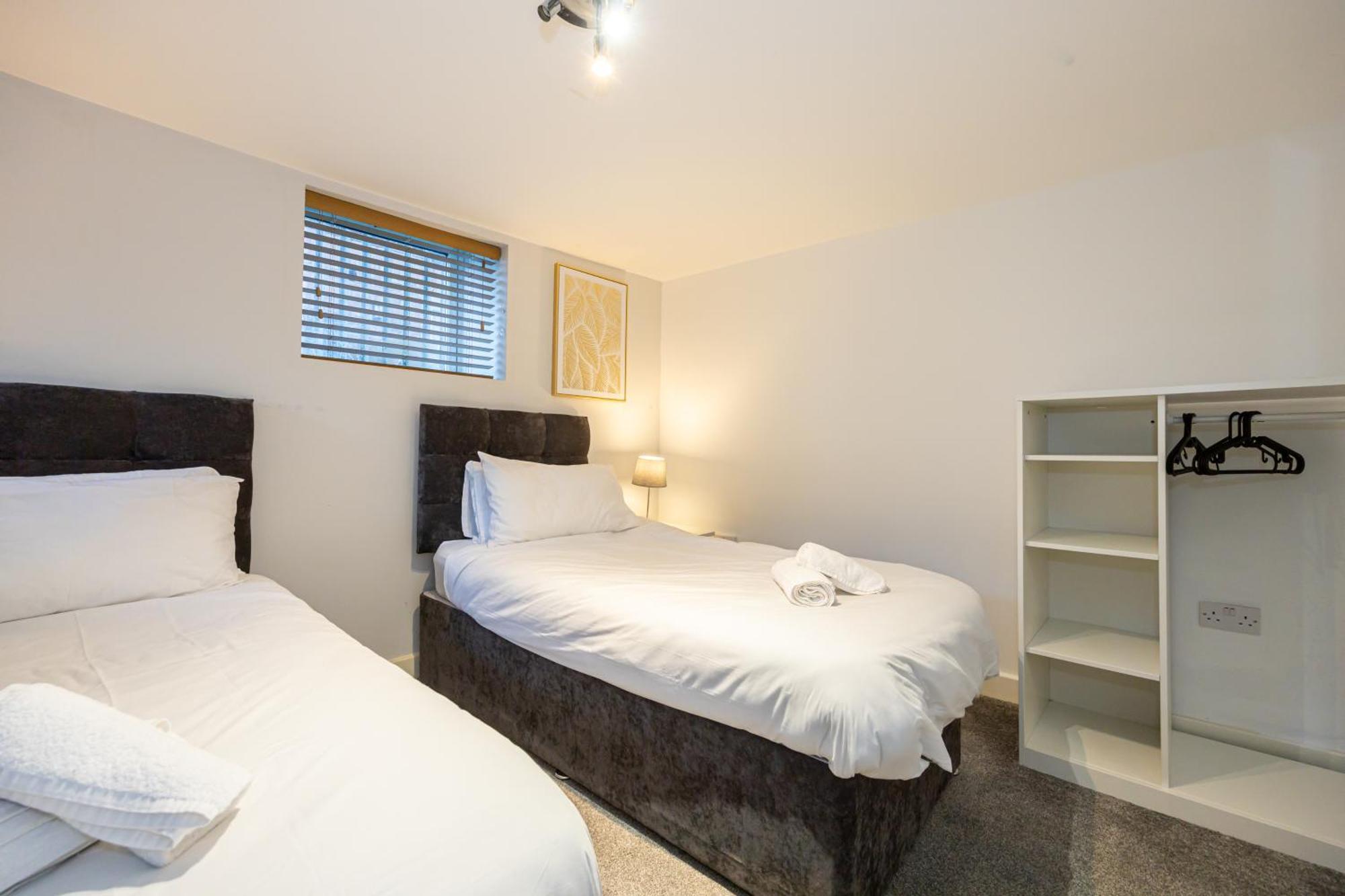 Stylish 2-bed Flat Steps From Tram Stop Apartment