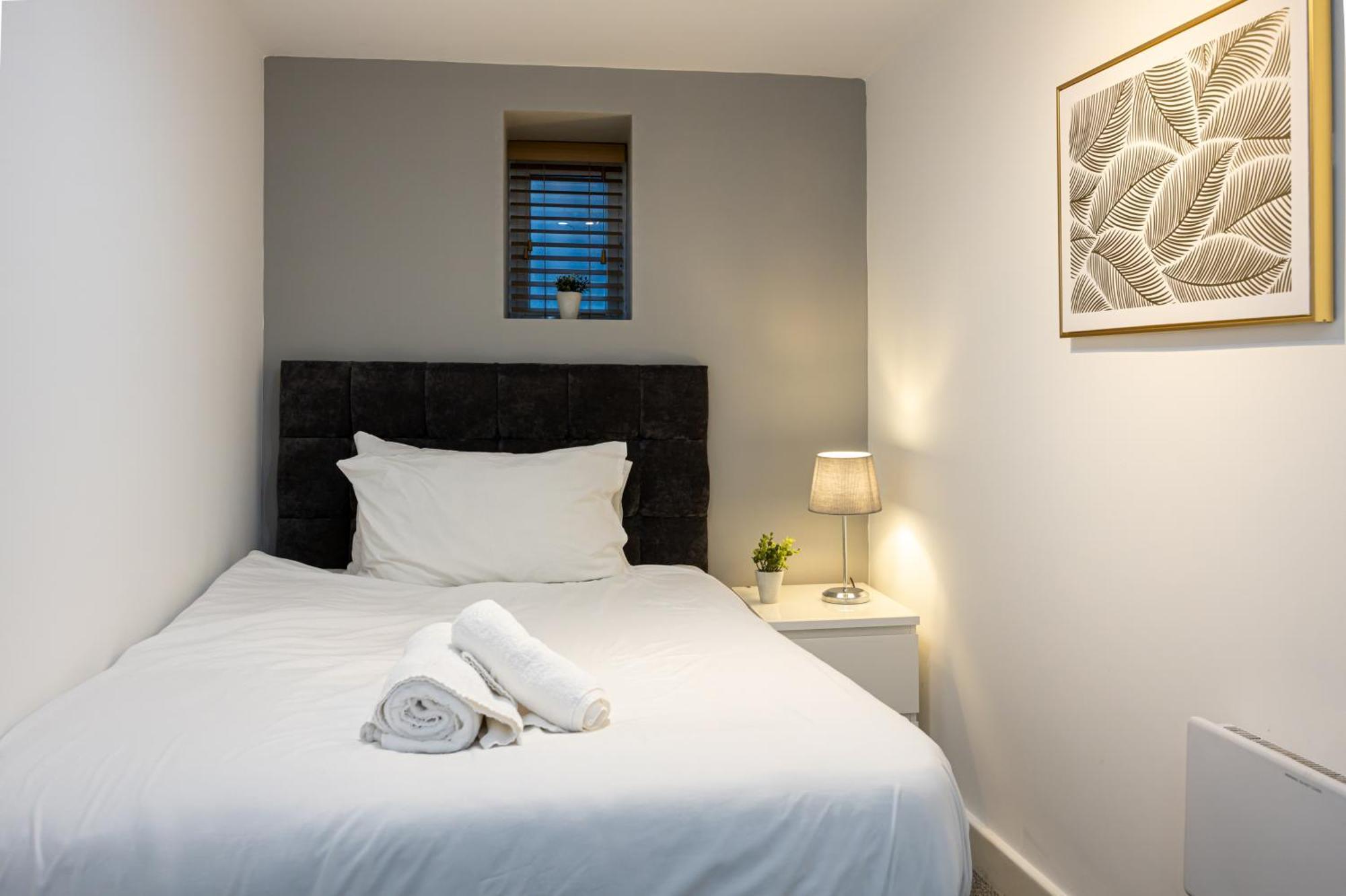 Stylish 2-bed Flat Steps From Tram Stop Apartment *