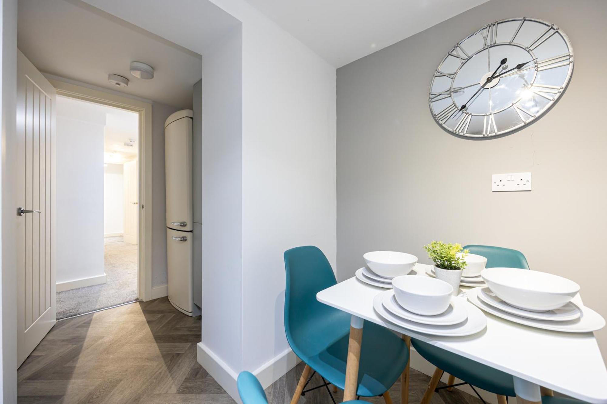 Stylish 2-bed Flat Steps From Tram Stop Apartment Manchester