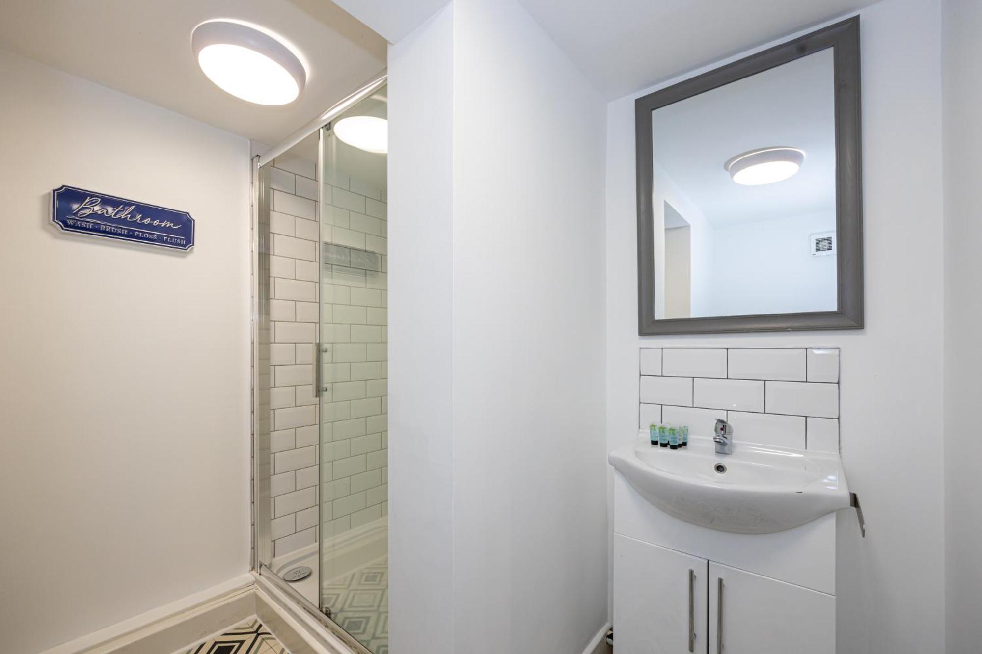 Stylish 2-bed Flat Steps From Tram Stop Manchester