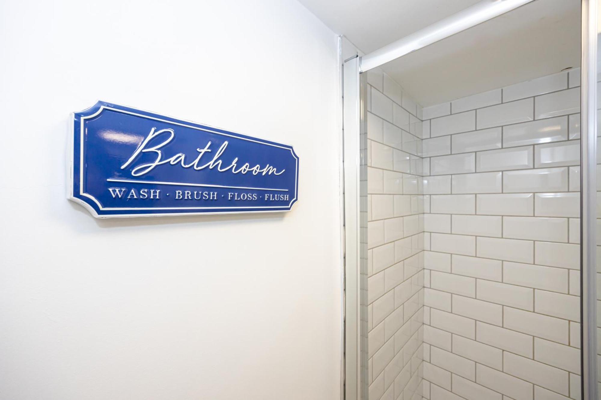 Stylish 2-bed Flat Steps From Tram Stop Apartment