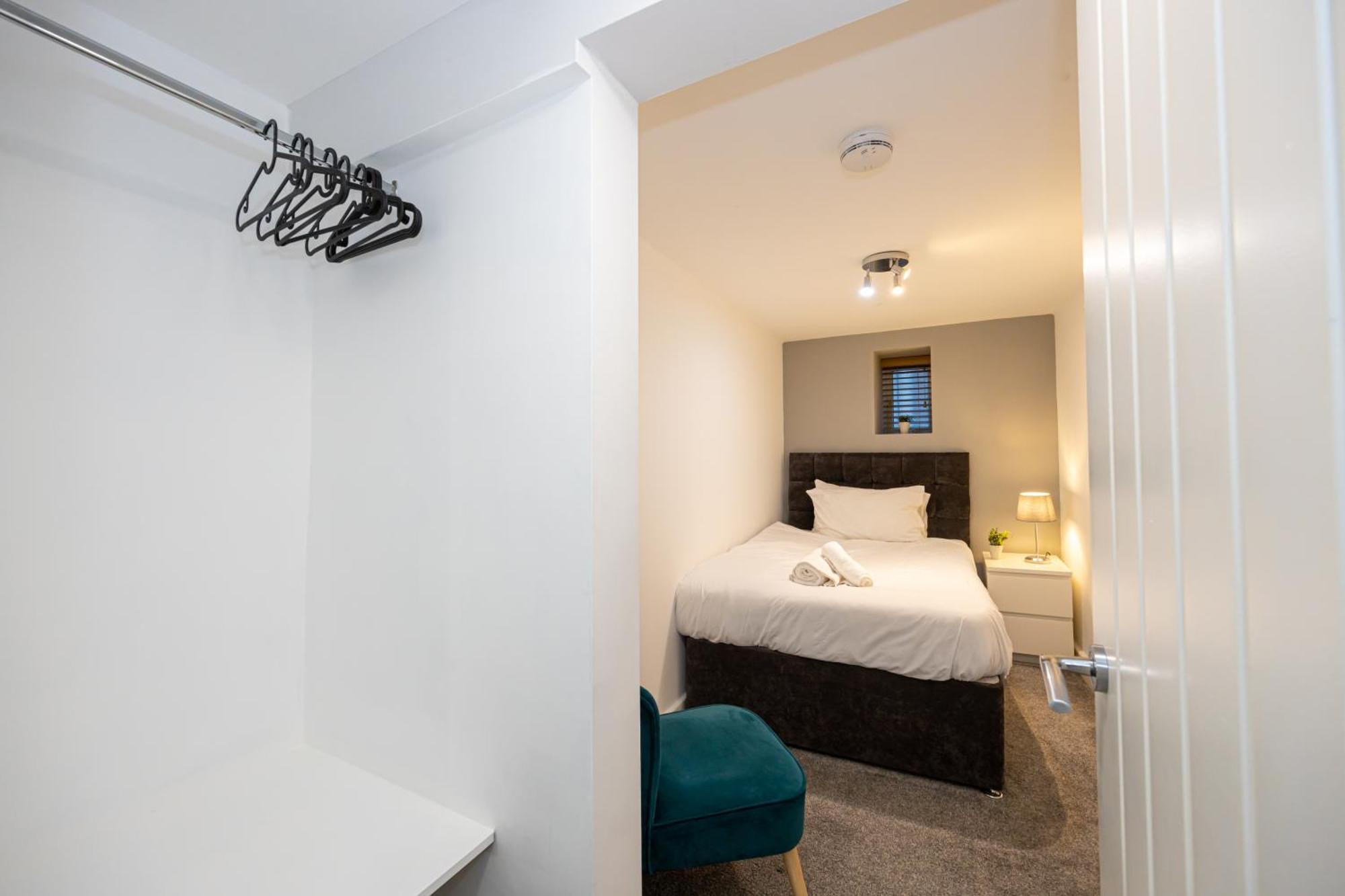 Stylish 2-bed Flat Steps From Tram Stop Apartment *