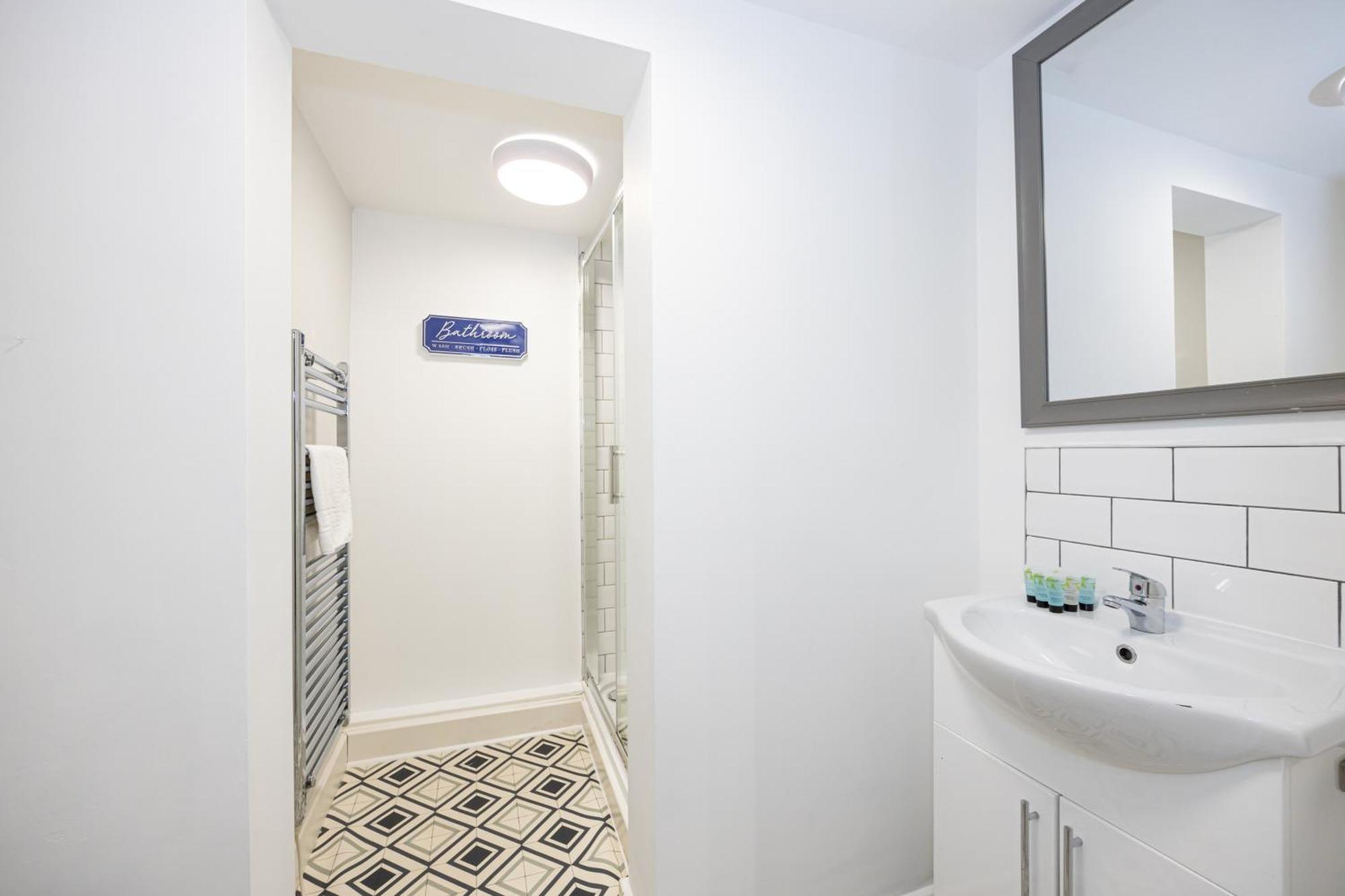 Apartment Stylish 2-bed Flat Steps From Tram Stop Manchester