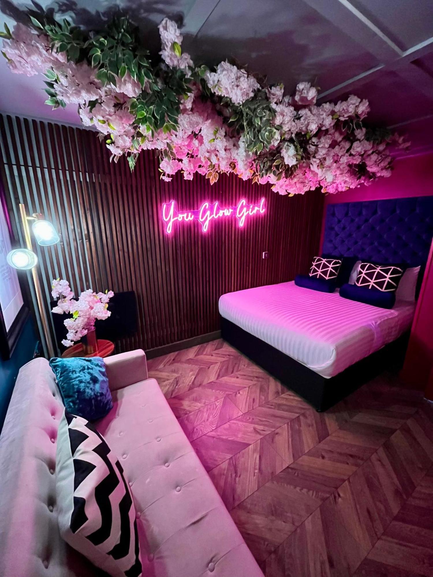 Aparthotel The Ultimate Hen With Bar & Makeup