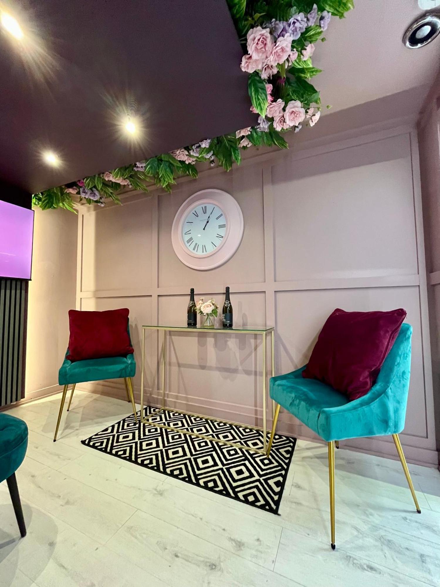 The Ultimate Hen With Bar & Makeup Aparthotel *