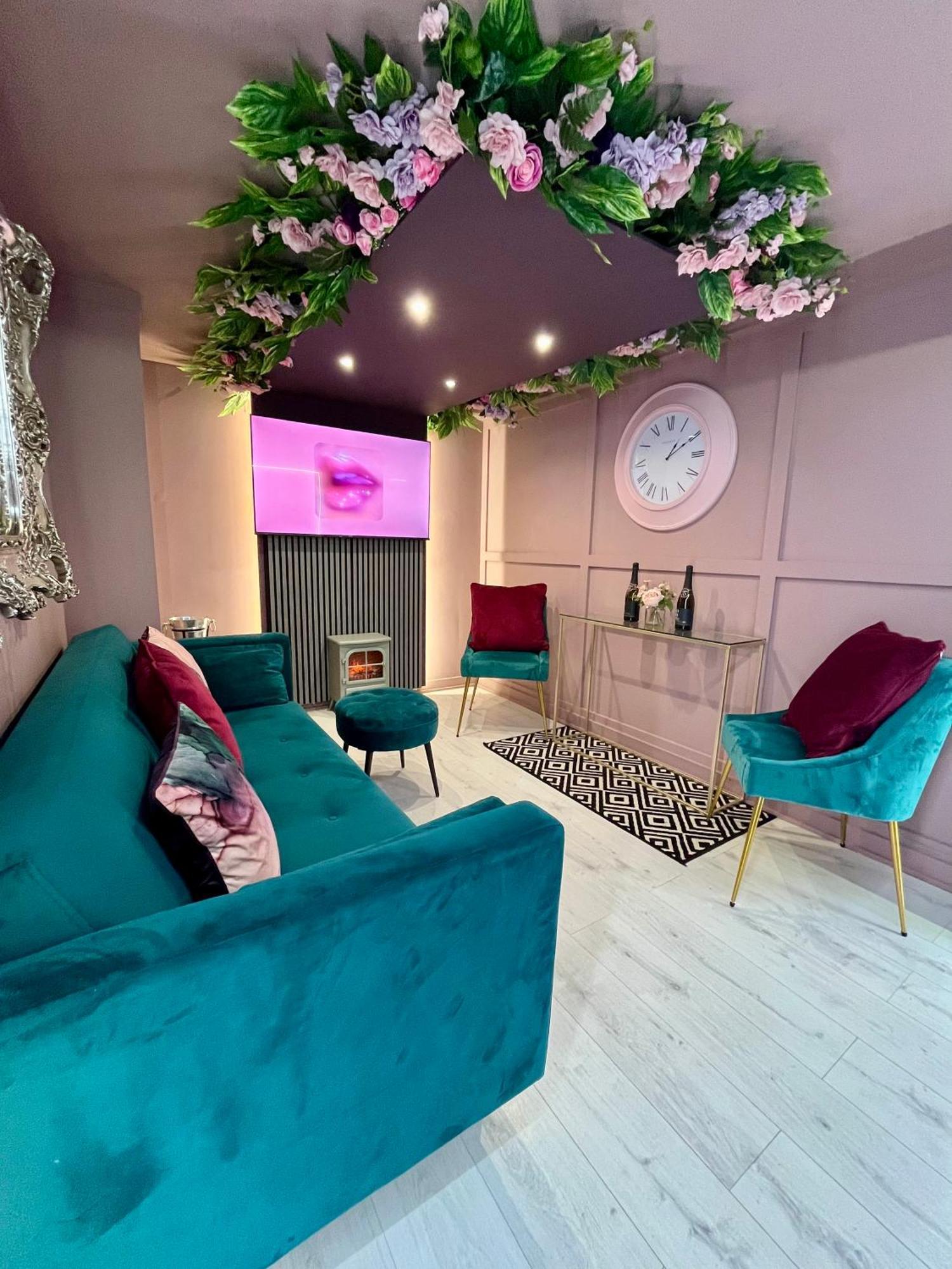 Aparthotel The Ultimate Hen With Bar & Makeup Manchester