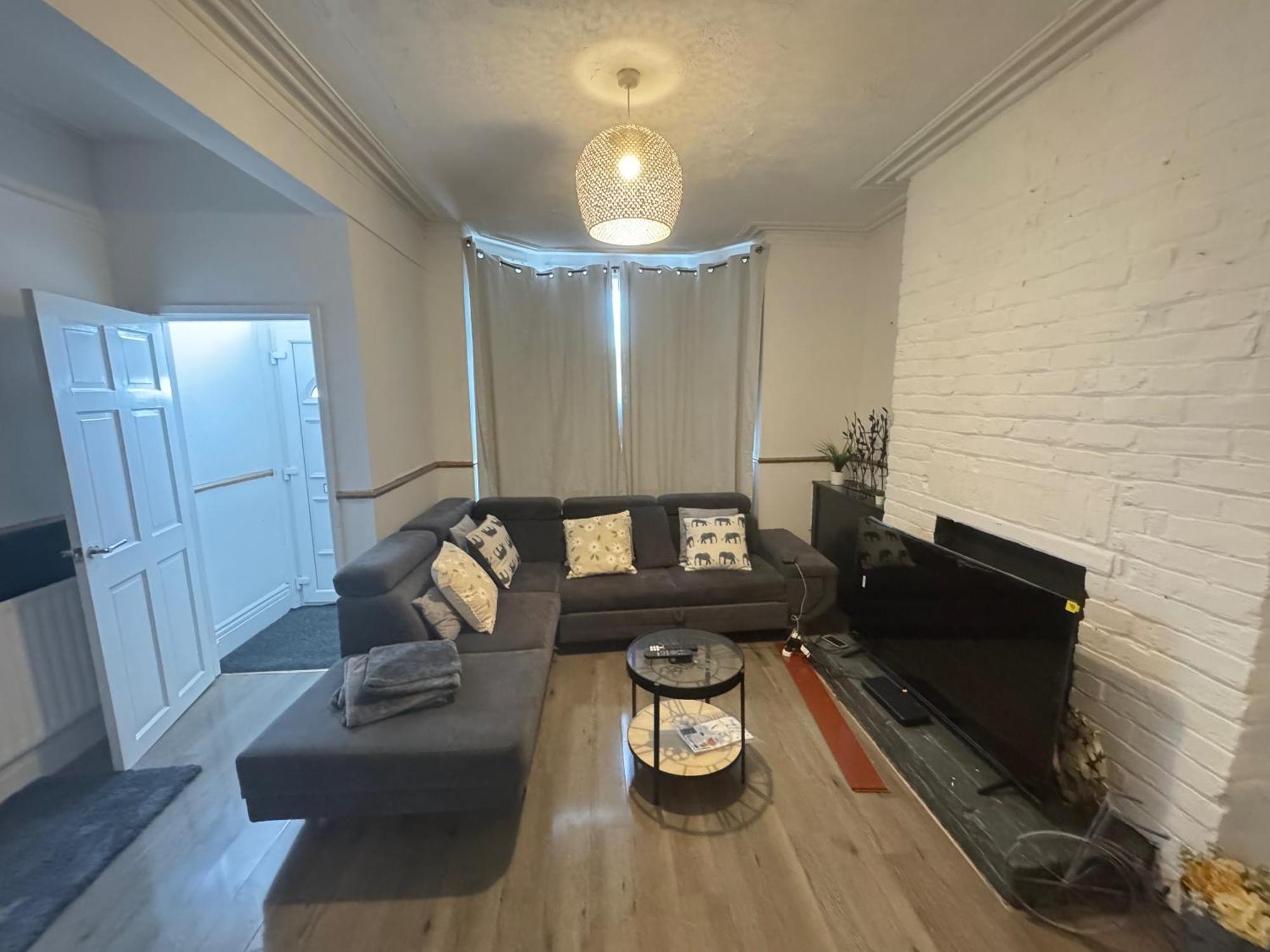 - House - Sleeps 6 - Parking - Garden Holiday home