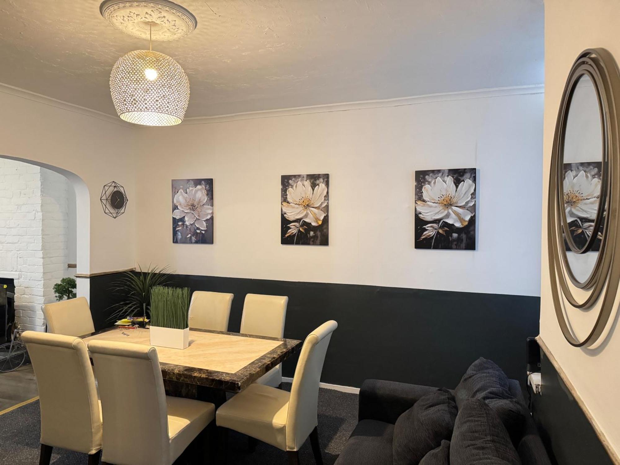 Holiday home - House - Sleeps 6 - Parking - Garden Manchester