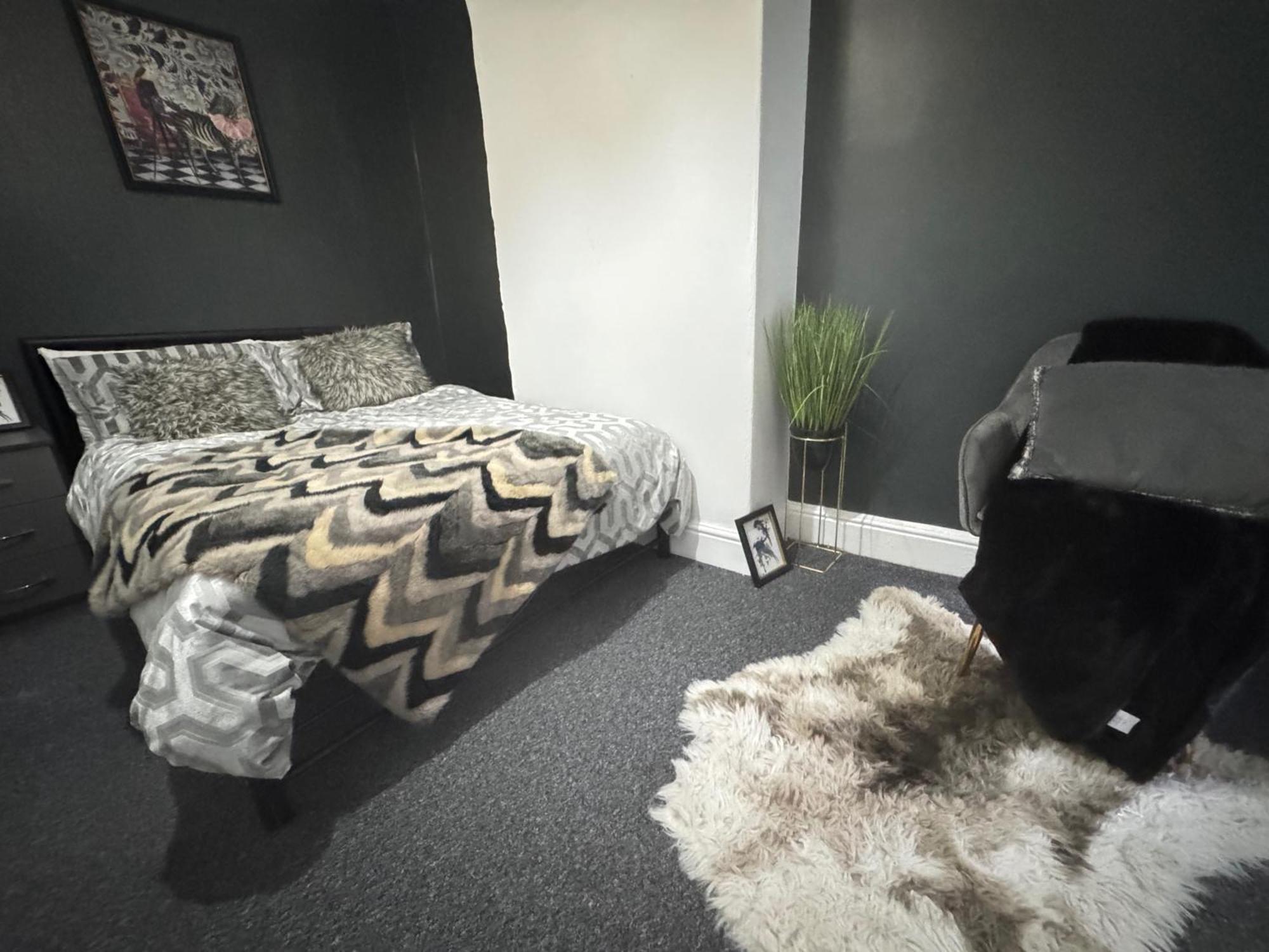 Holiday home - House - Sleeps 6 - Parking - Garden Manchester