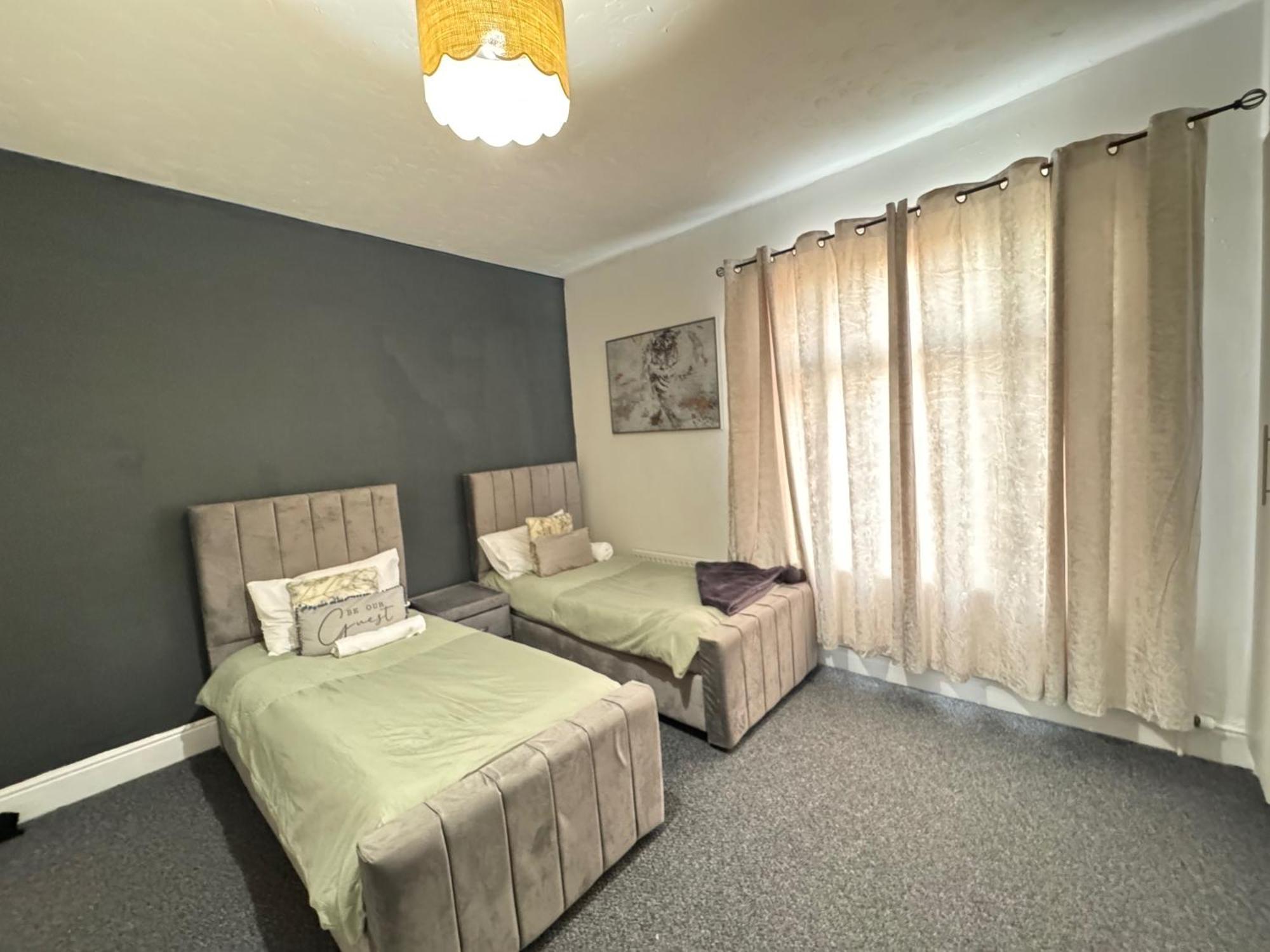 - House - Sleeps 6 - Parking - Garden