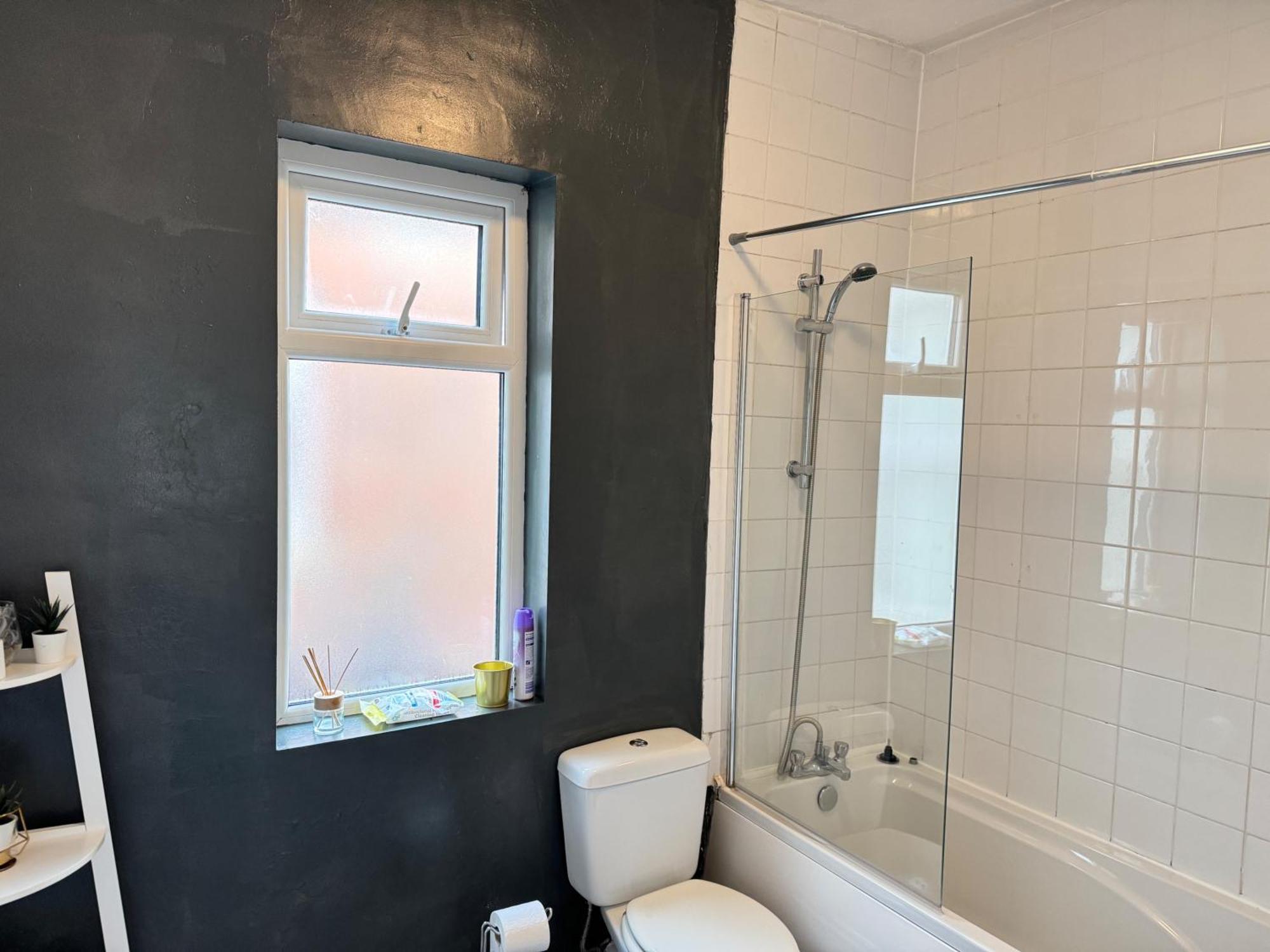 Holiday home - House - Sleeps 6 - Parking - Garden Manchester