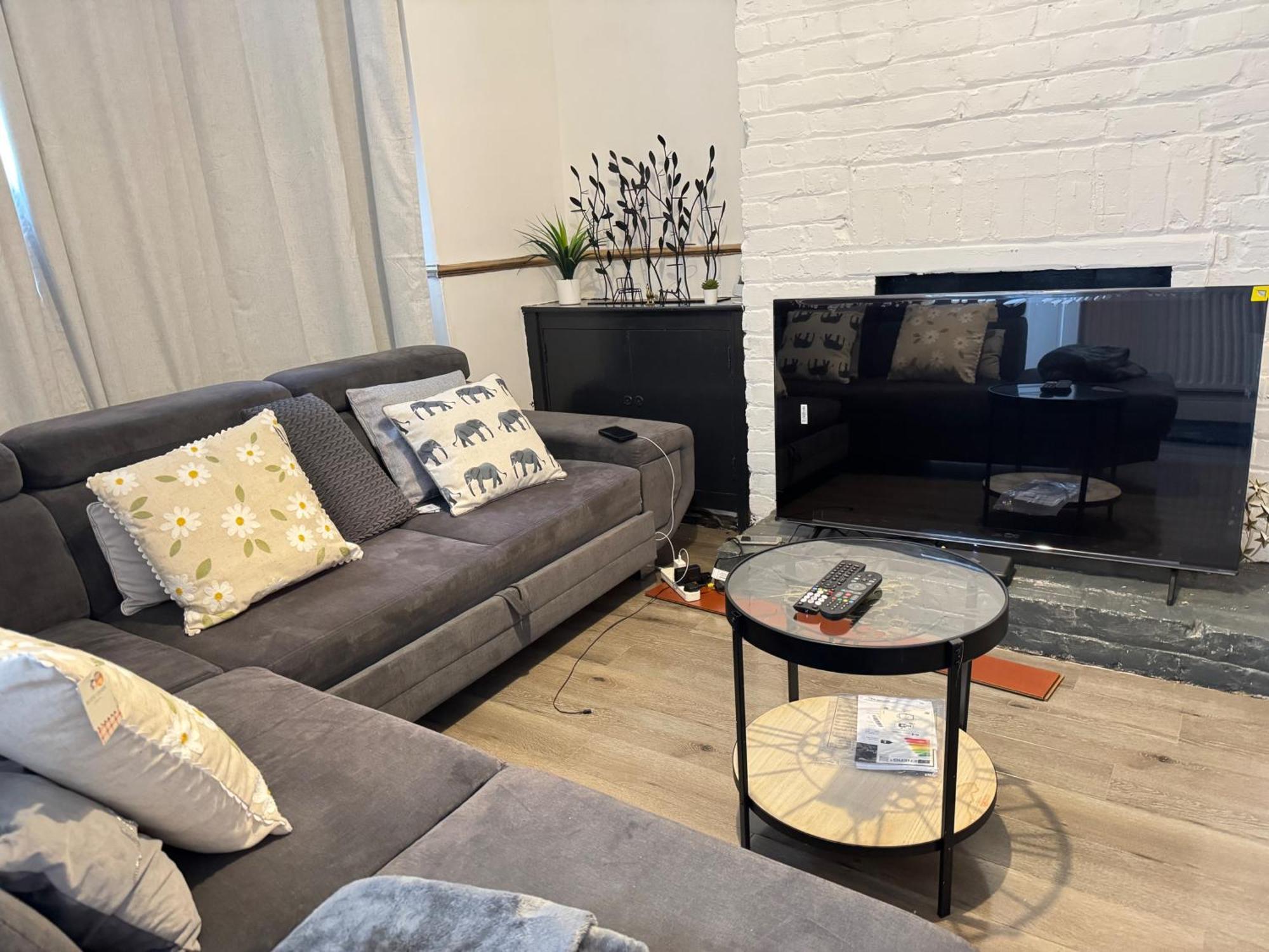 - House - Sleeps 6 - Parking - Garden Holiday home Manchester