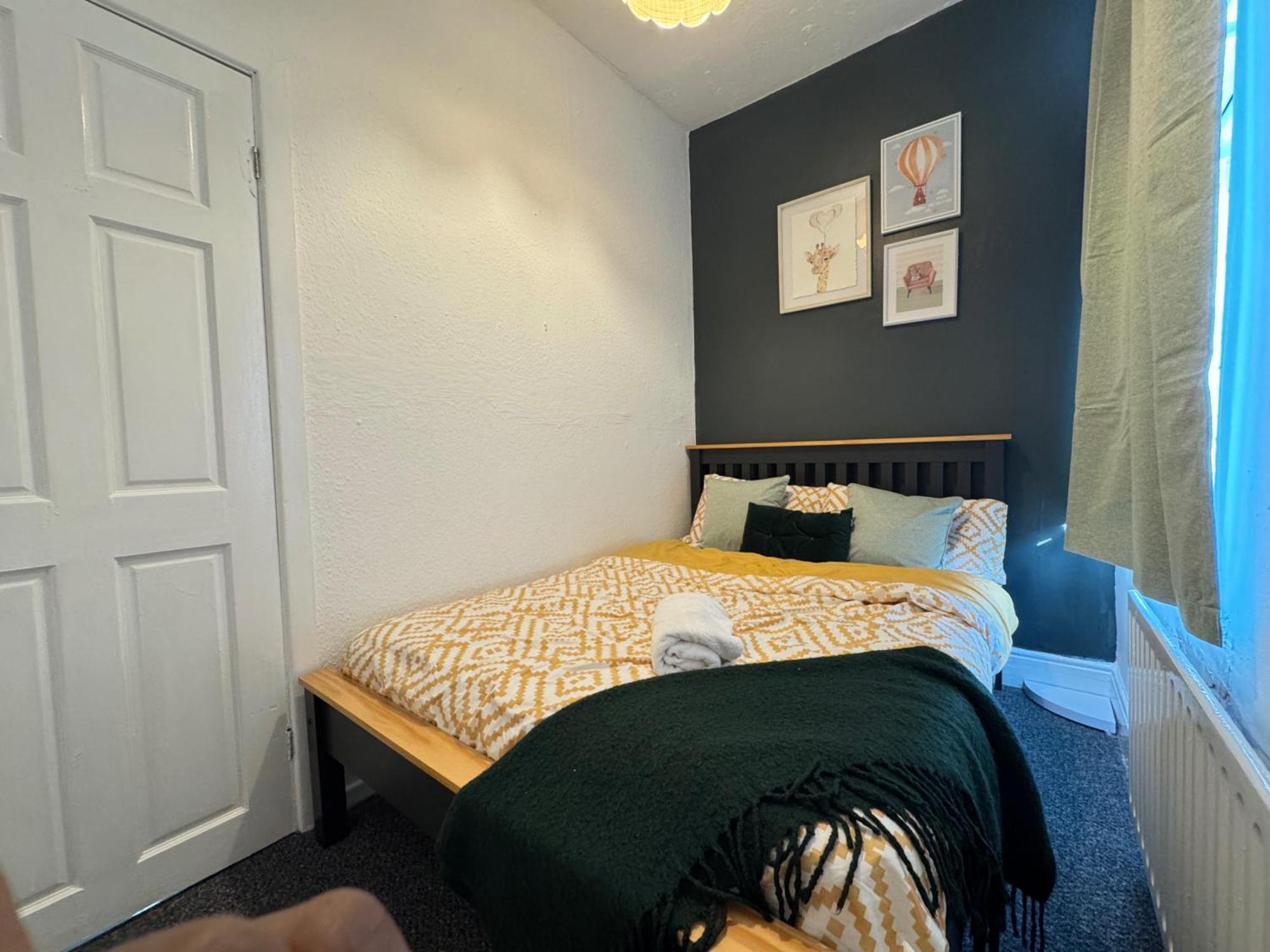 - House - Sleeps 6 - Parking - Garden Holiday home