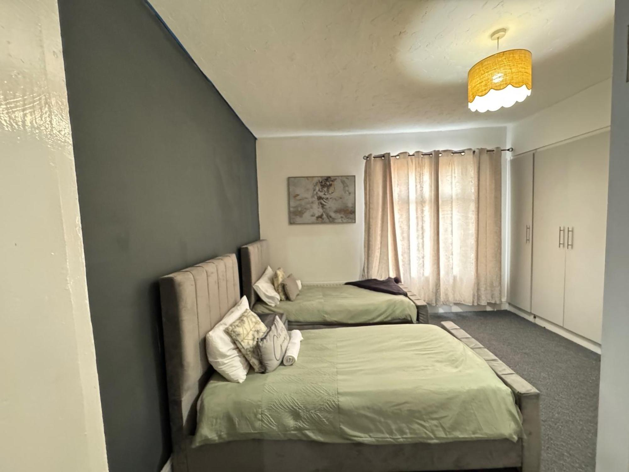 - House - Sleeps 6 - Parking - Garden Holiday home