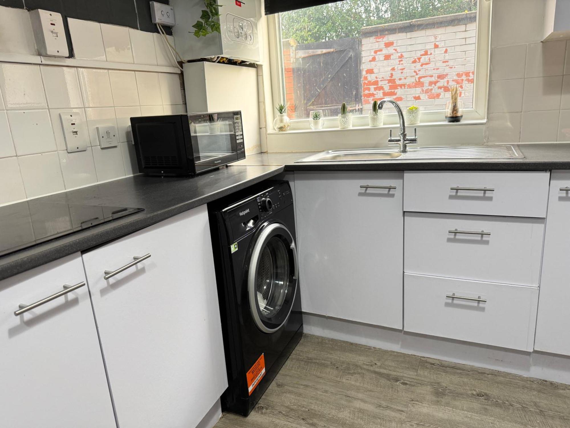 Holiday home - House - Sleeps 6 - Parking - Garden *
