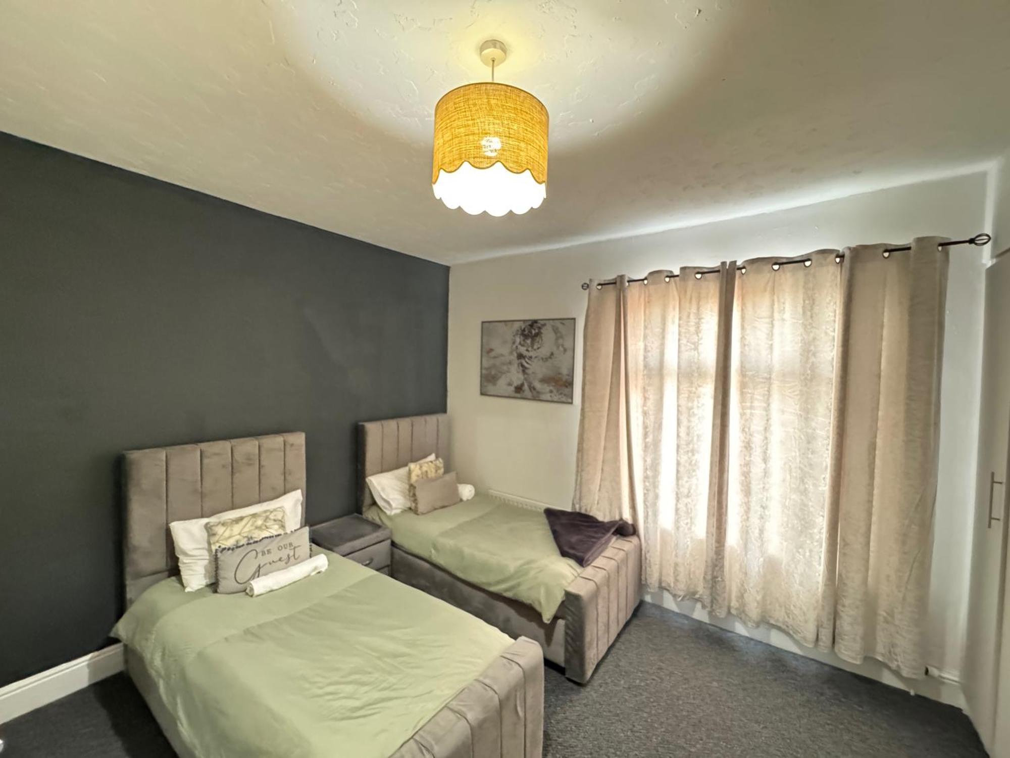 - House - Sleeps 6 - Parking - Garden Holiday home Manchester
