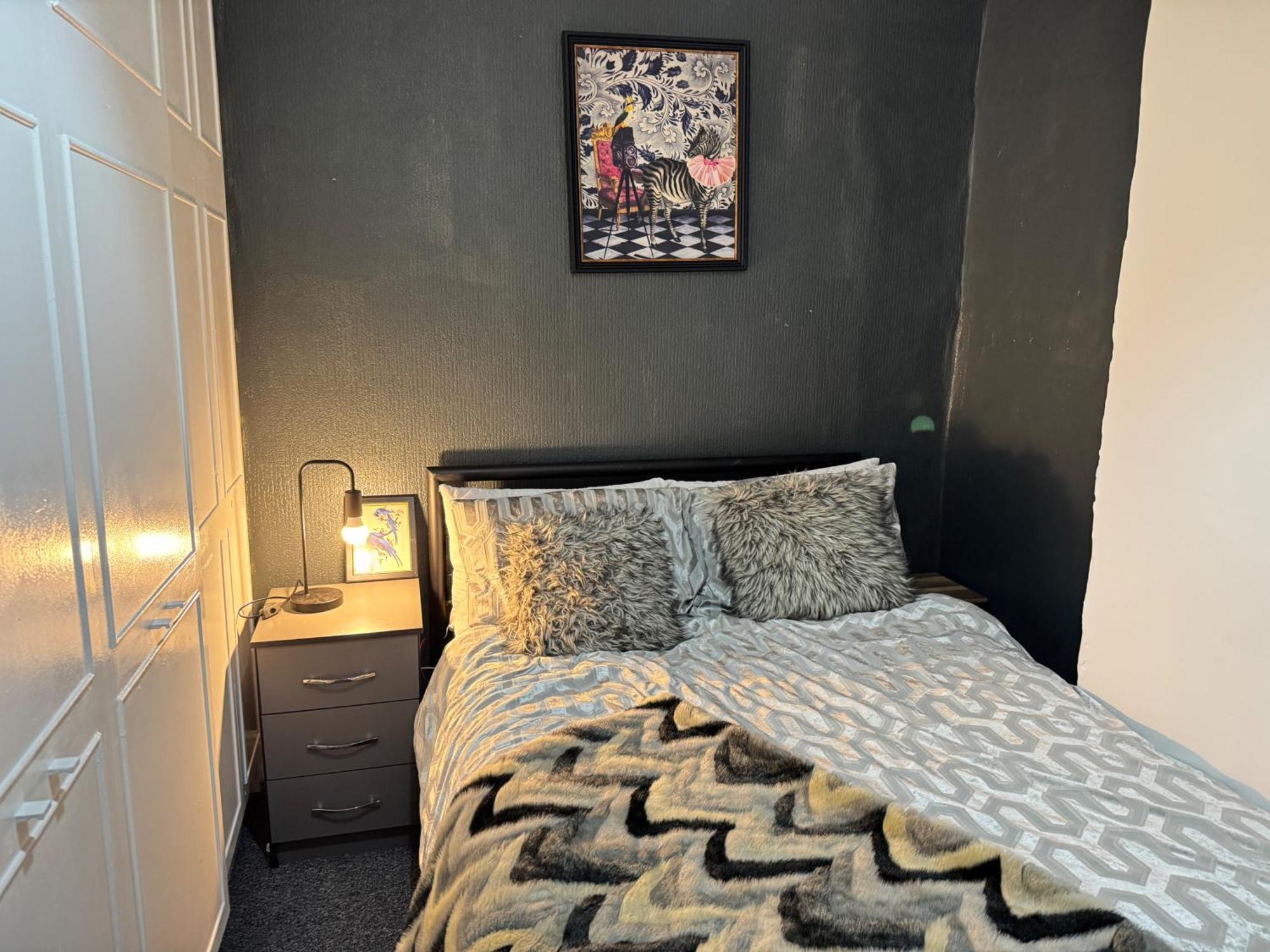 Holiday home - House - Sleeps 6 - Parking - Garden Manchester