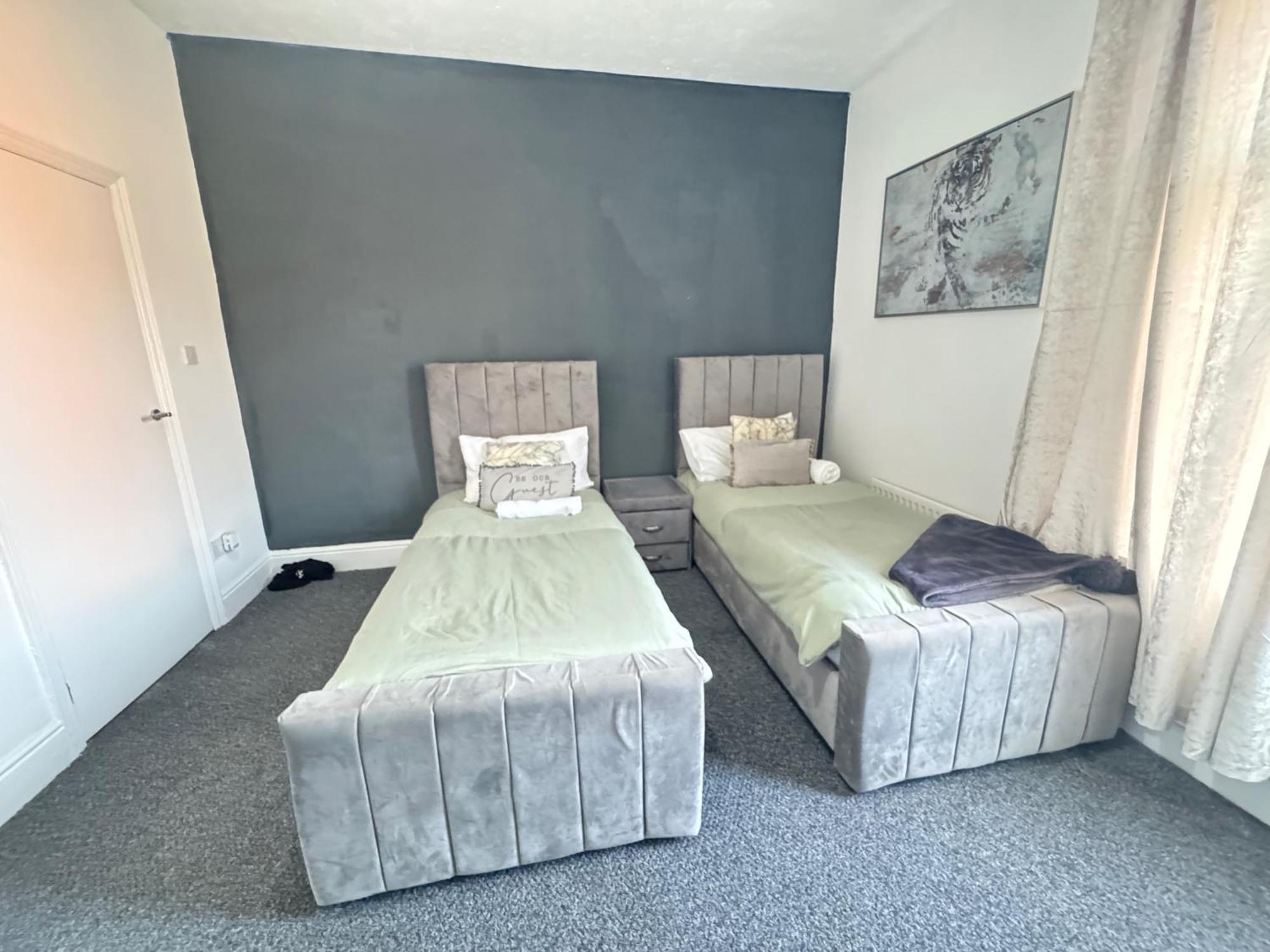 - House - Sleeps 6 - Parking - Garden *