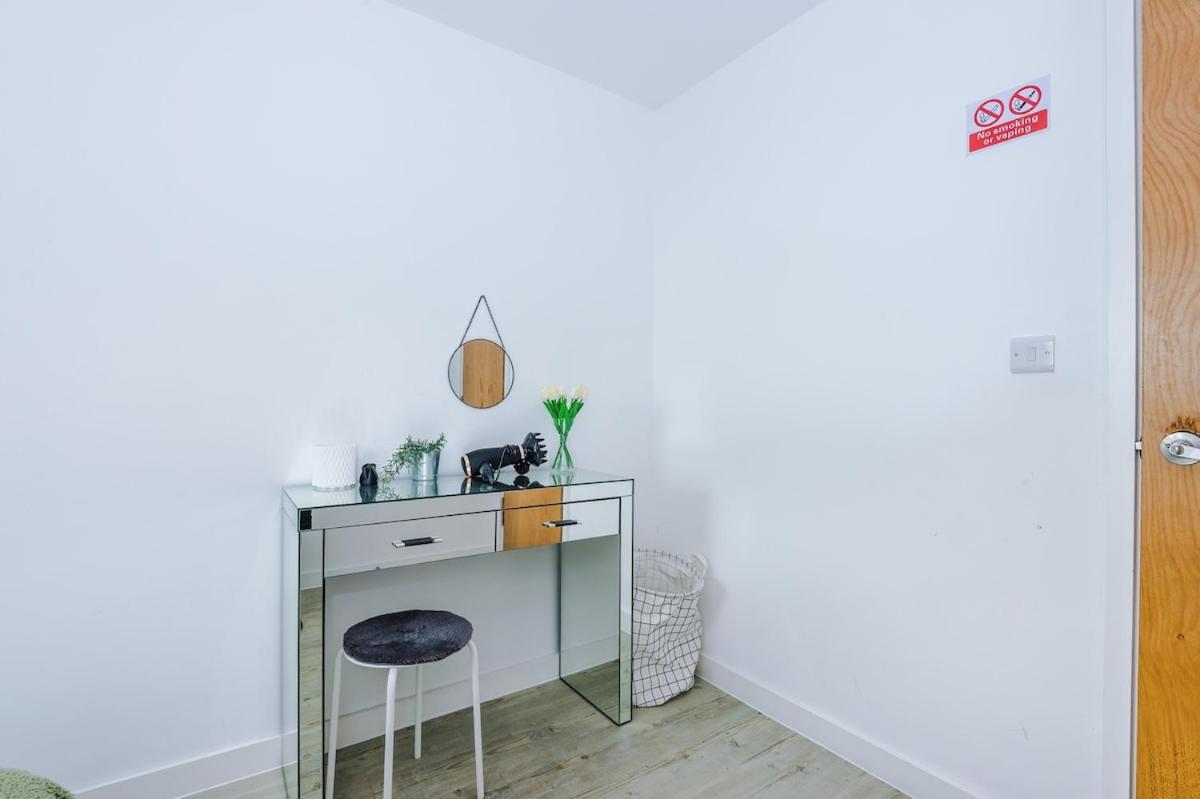 Apartment Sleeps 6, Stunning 2bed With Dart Board & Amazing Views Manchester