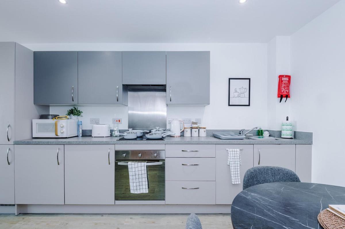 Apartment Sleeps 6, Stunning 2bed With Dart Board & Amazing Views *