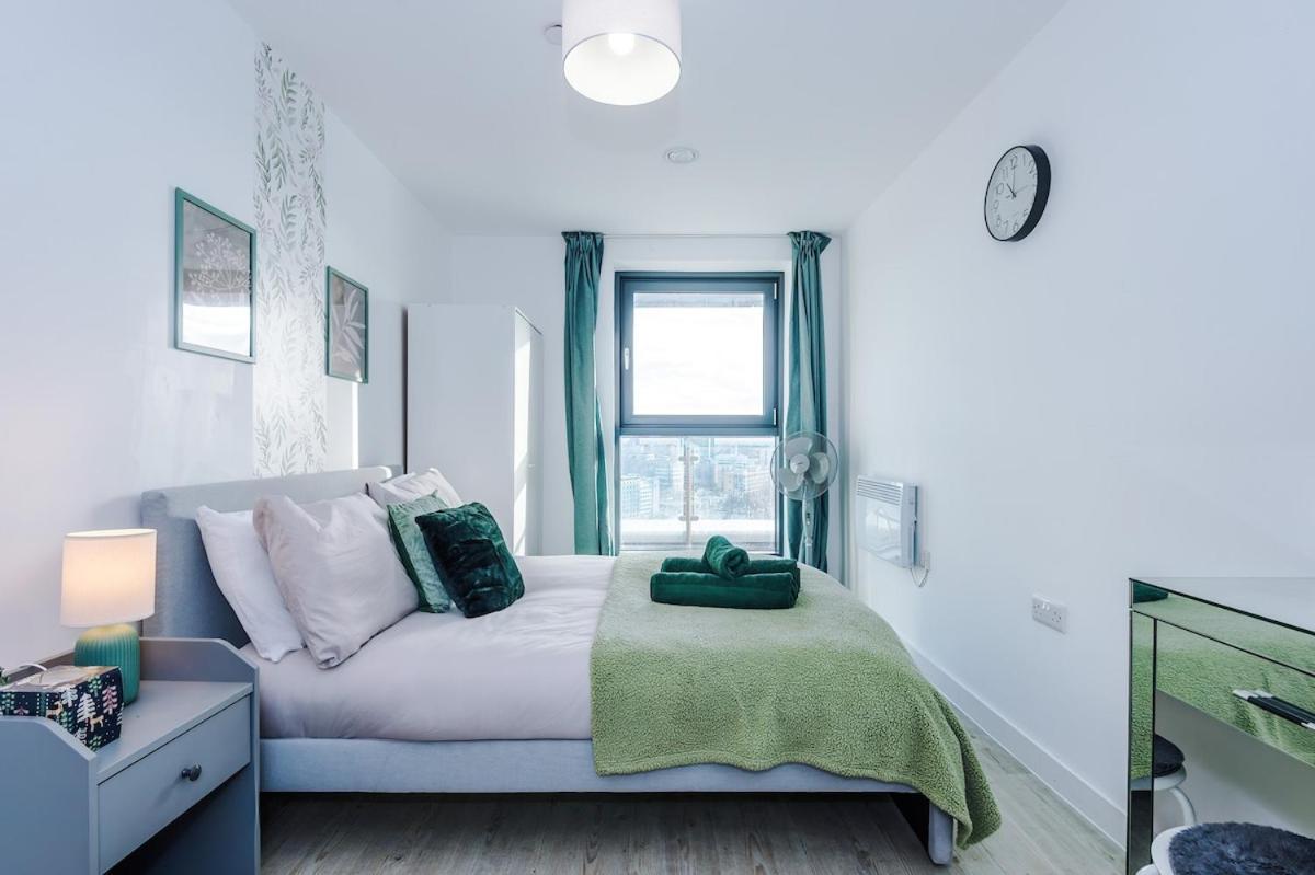Sleeps 6, Stunning 2bed With Dart Board & Amazing Views Apartment Manchester