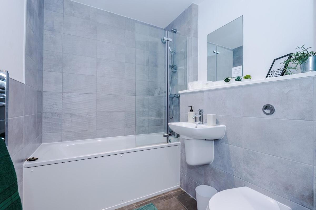 Sleeps 6, Stunning 2bed With Dart Board & Amazing Views Apartment Manchester