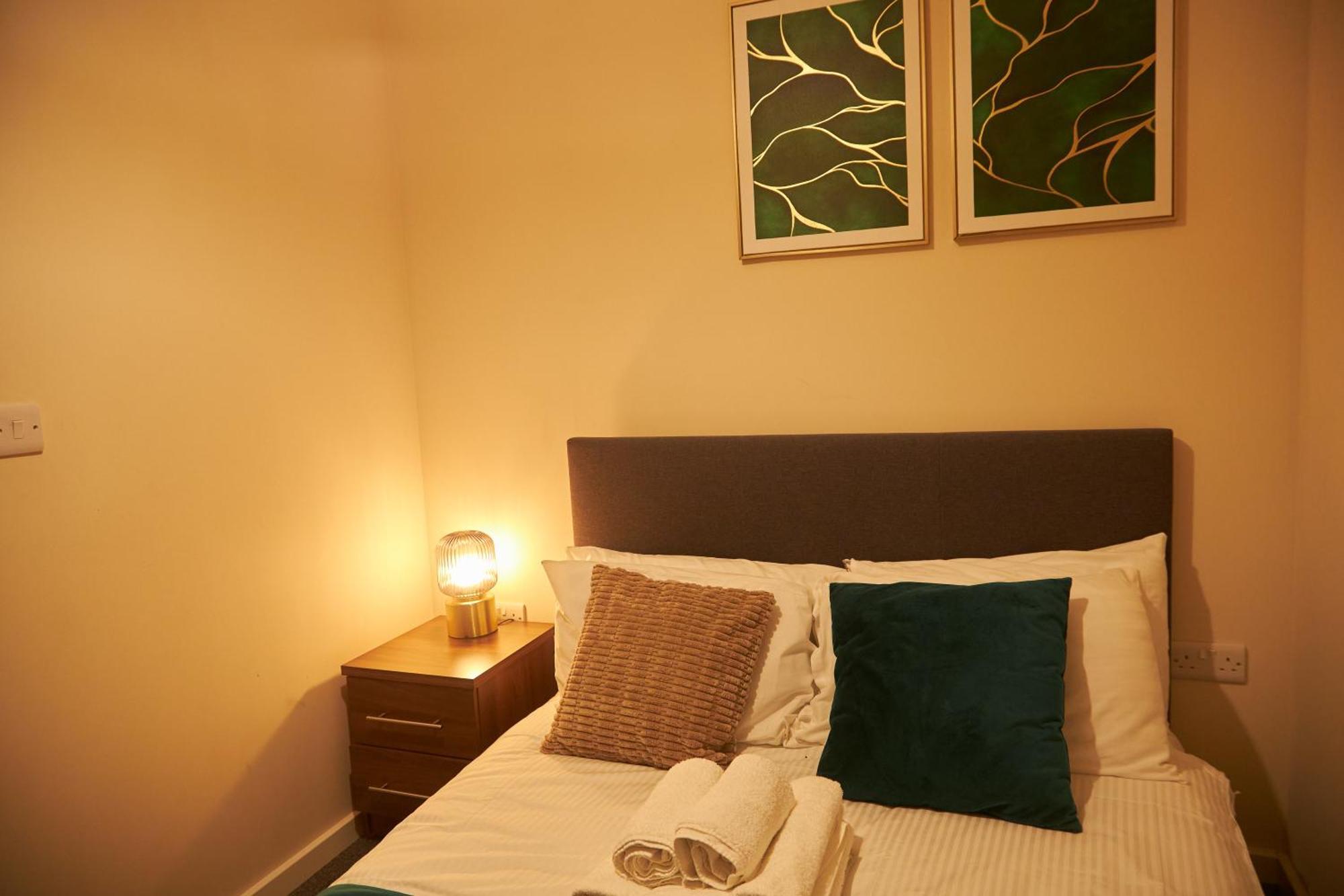 Deluxe And Cozy Two Bedroom With 1 Bathroom And Open Balcony Apartment *