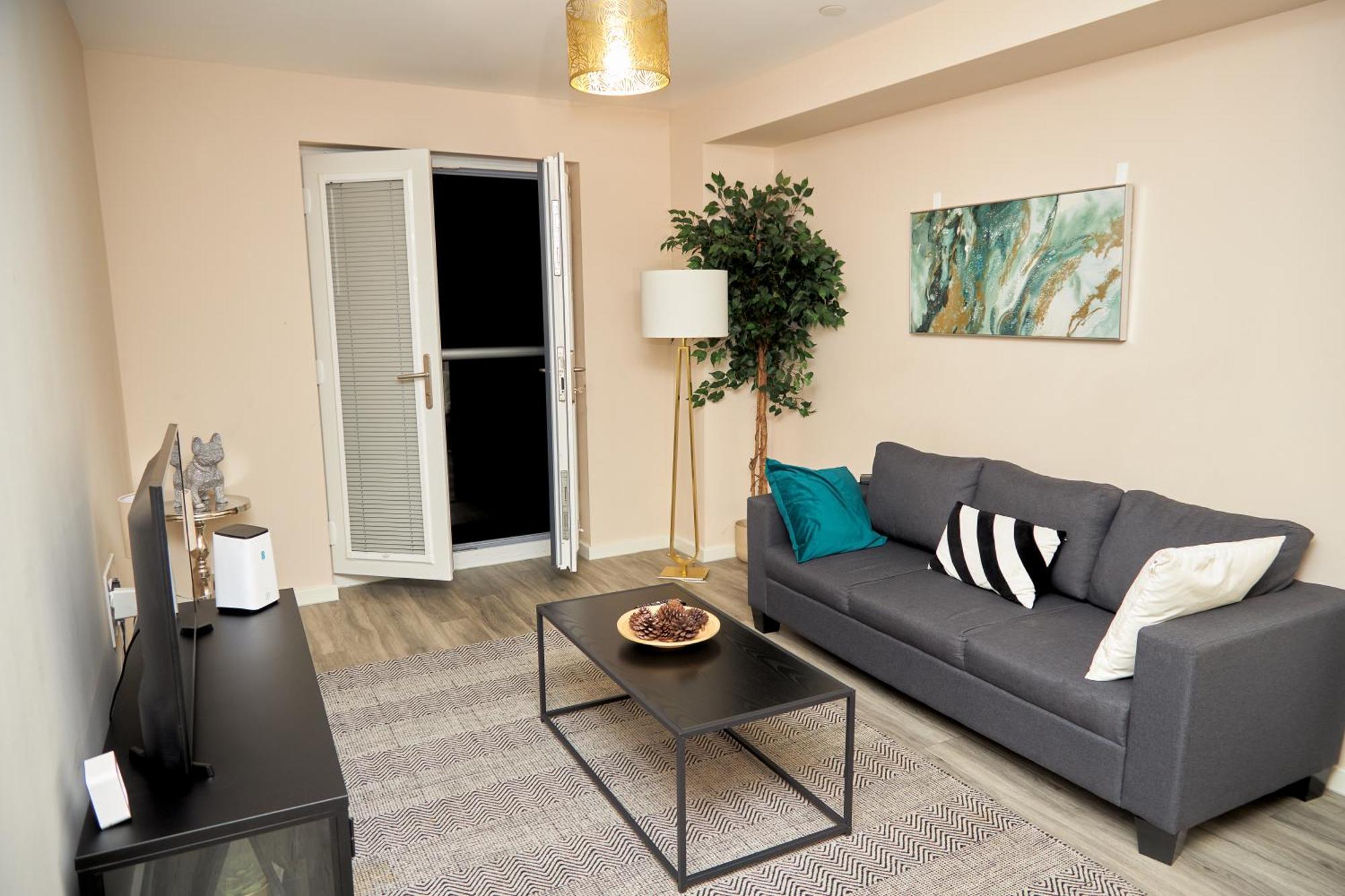 Deluxe And Cozy Two Bedroom With 1 Bathroom And Open Balcony Manchester