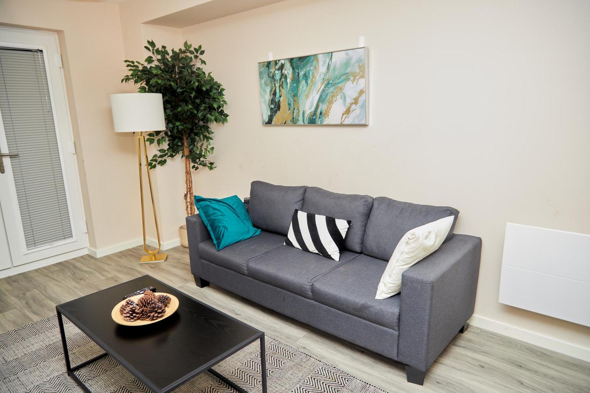 Deluxe And Cozy Two Bedroom With 1 Bathroom And Open Balcony * Manchester