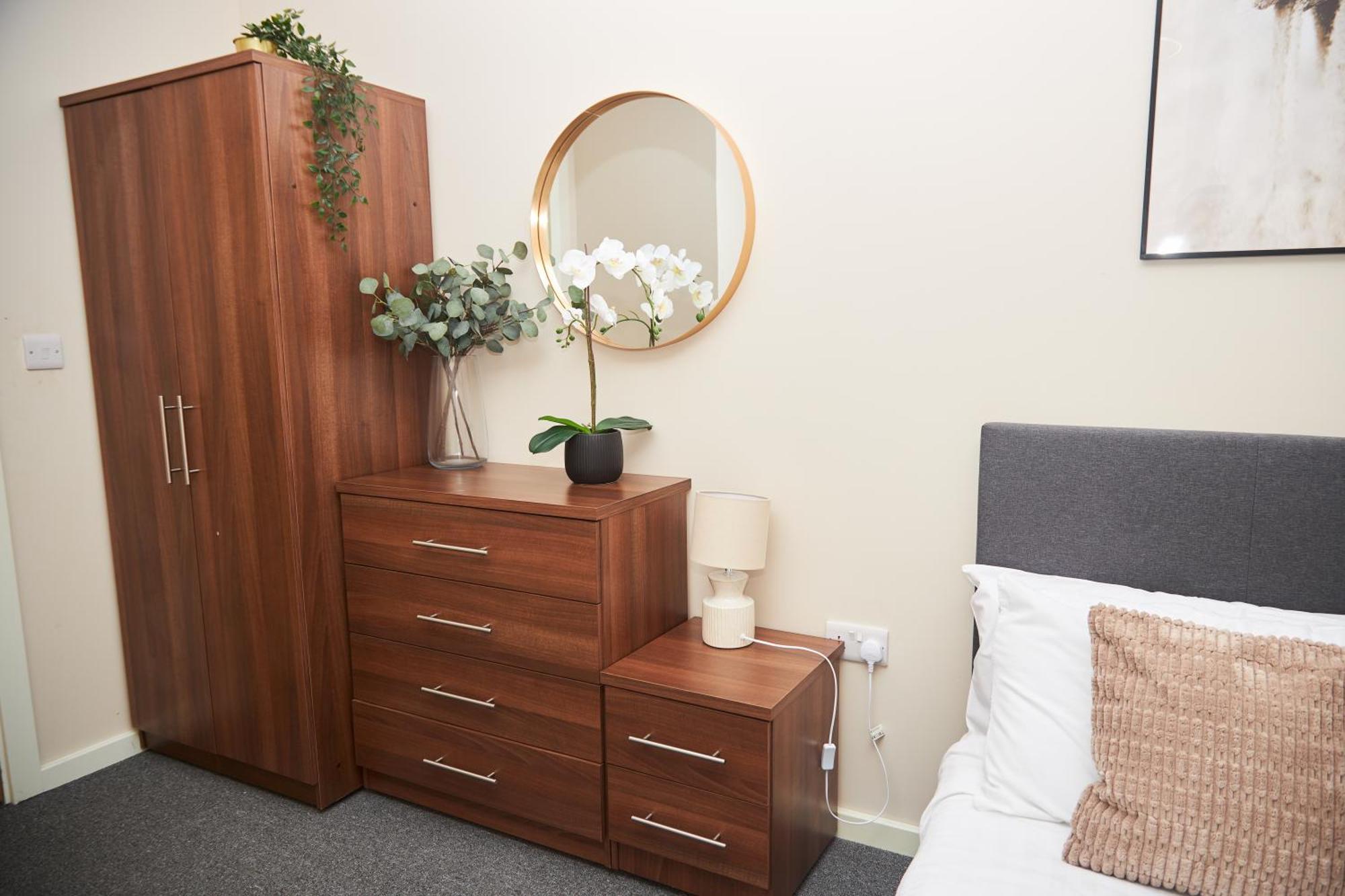 Deluxe And Cozy Two Bedroom With 1 Bathroom And Open Balcony Apartment *