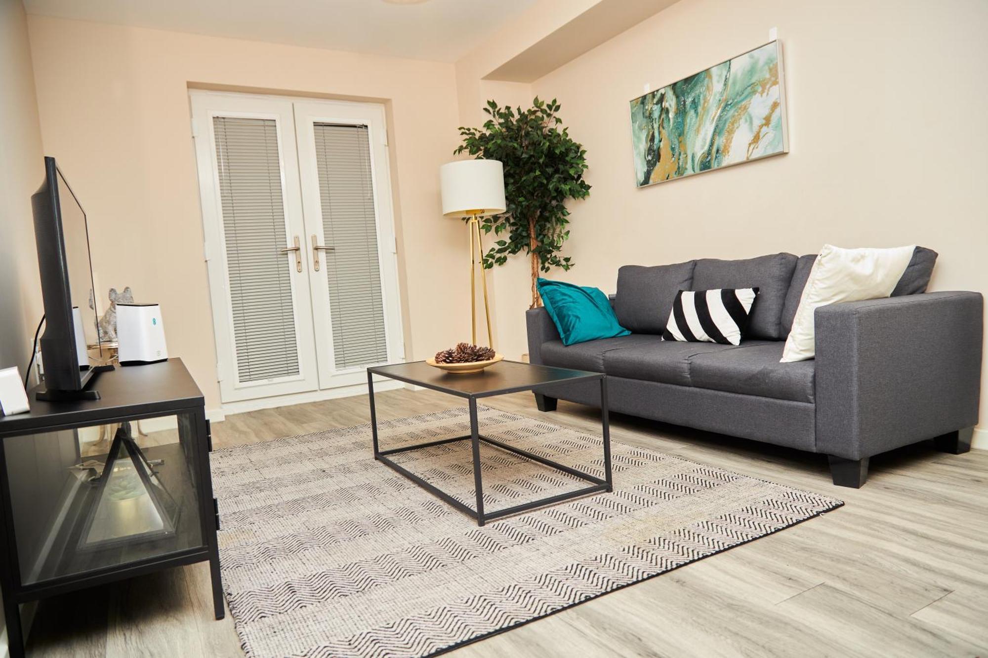 Apartment Deluxe And Cozy Two Bedroom With 1 Bathroom And Open Balcony *