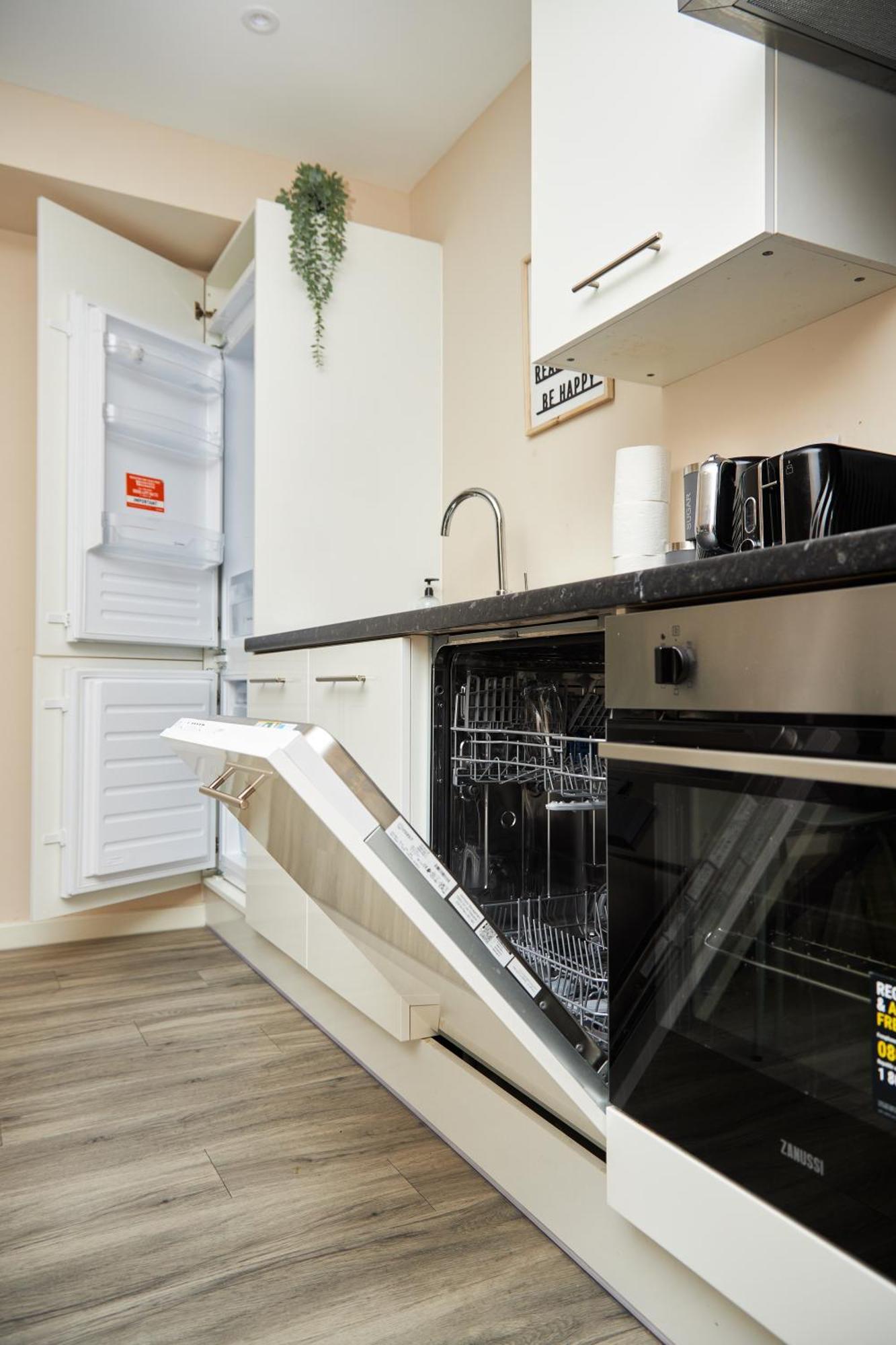 Deluxe And Cozy Two Bedroom With 1 Bathroom And Open Balcony Apartment *