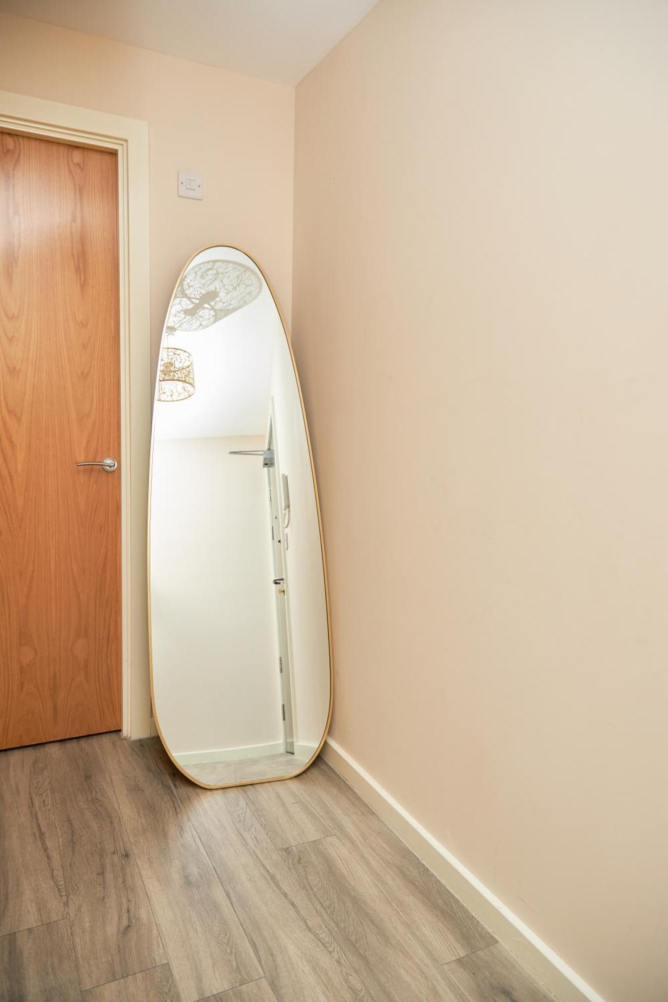 Deluxe And Cozy Two Bedroom With 1 Bathroom And Open Balcony * Manchester