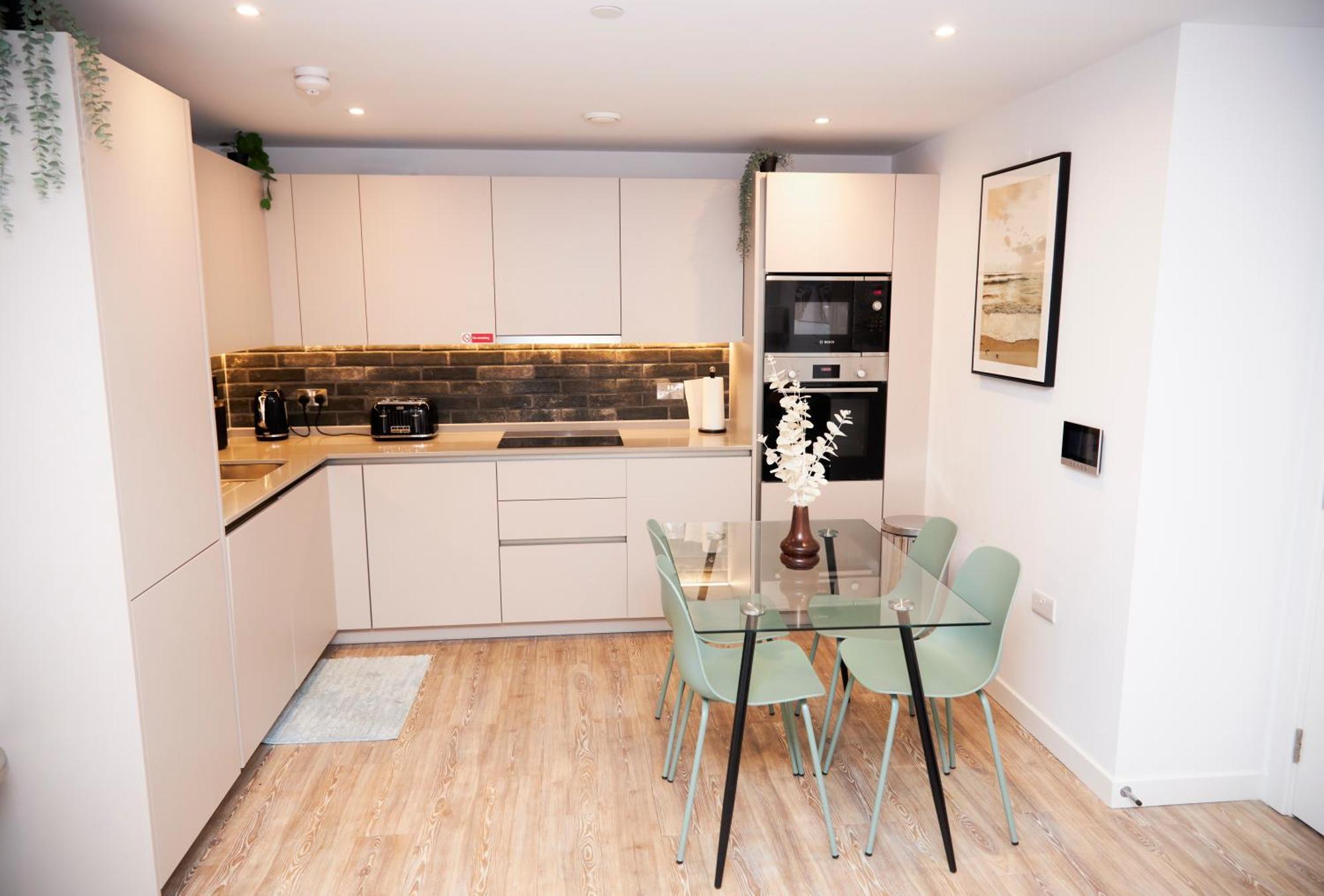 Luxury 2 Bedroom And Bathroom In With Balcony Appartement Manchester