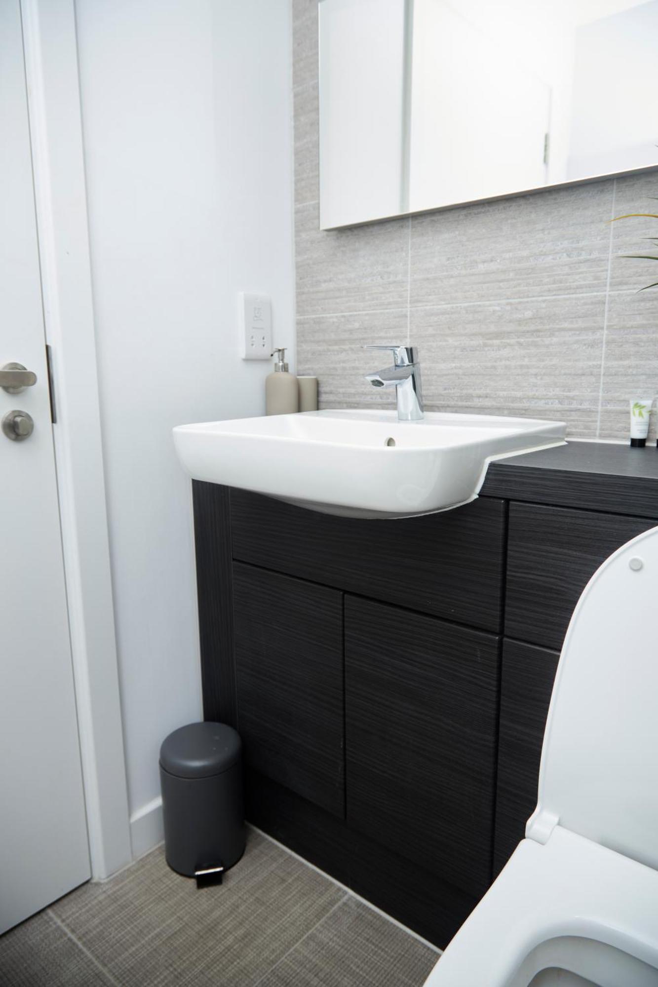 Luxury 2 Bedroom And Bathroom In With Balcony * Manchester