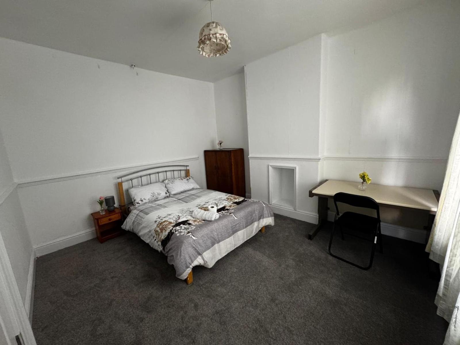 Double-bedroom In The Heart Of Salford Perfect For Short Guest house *