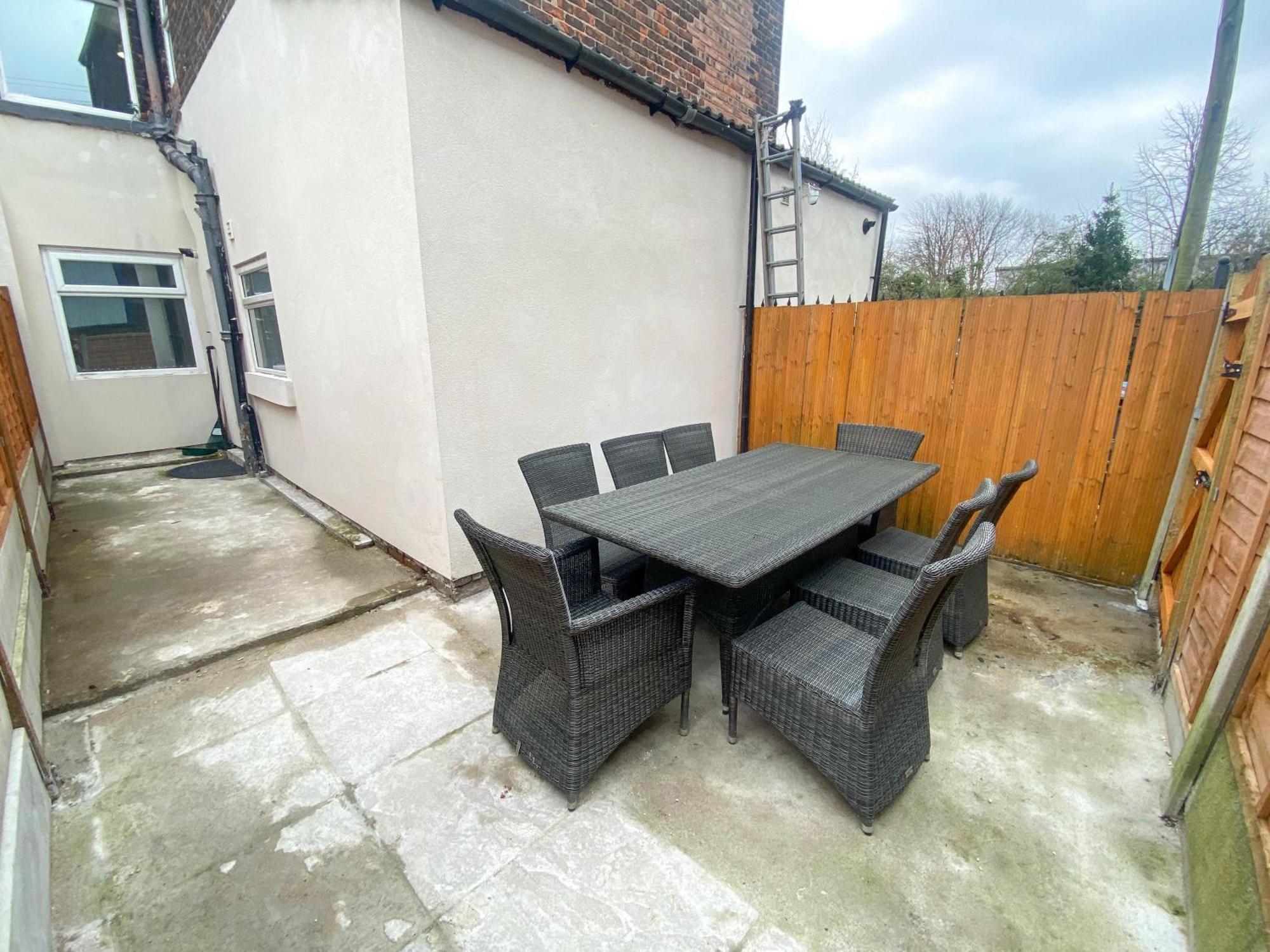 5 Bedroom Luxury Townhouse Near Centre, Sleep 16 Manchester