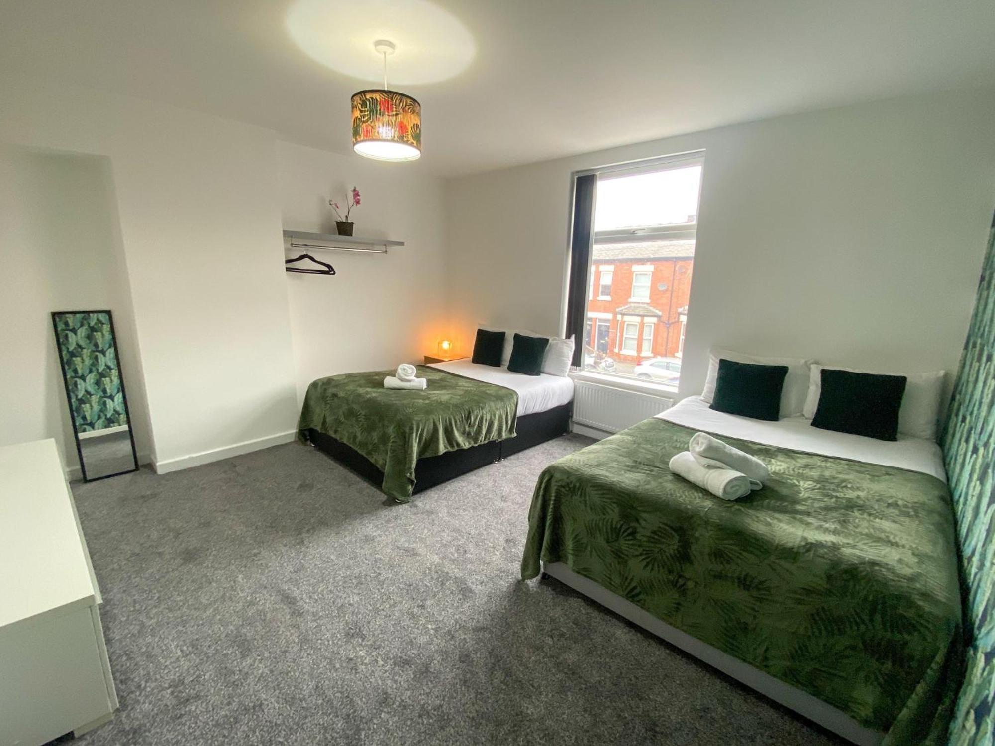 5 Bedroom Luxury Townhouse Near Centre, Sleep 16 Apartment *