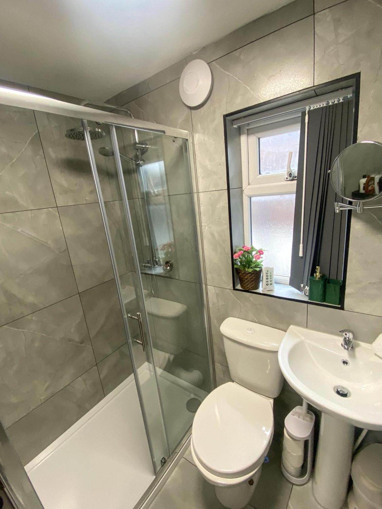 5 Bedroom Luxury Townhouse Near Centre, Sleep 16 Manchester