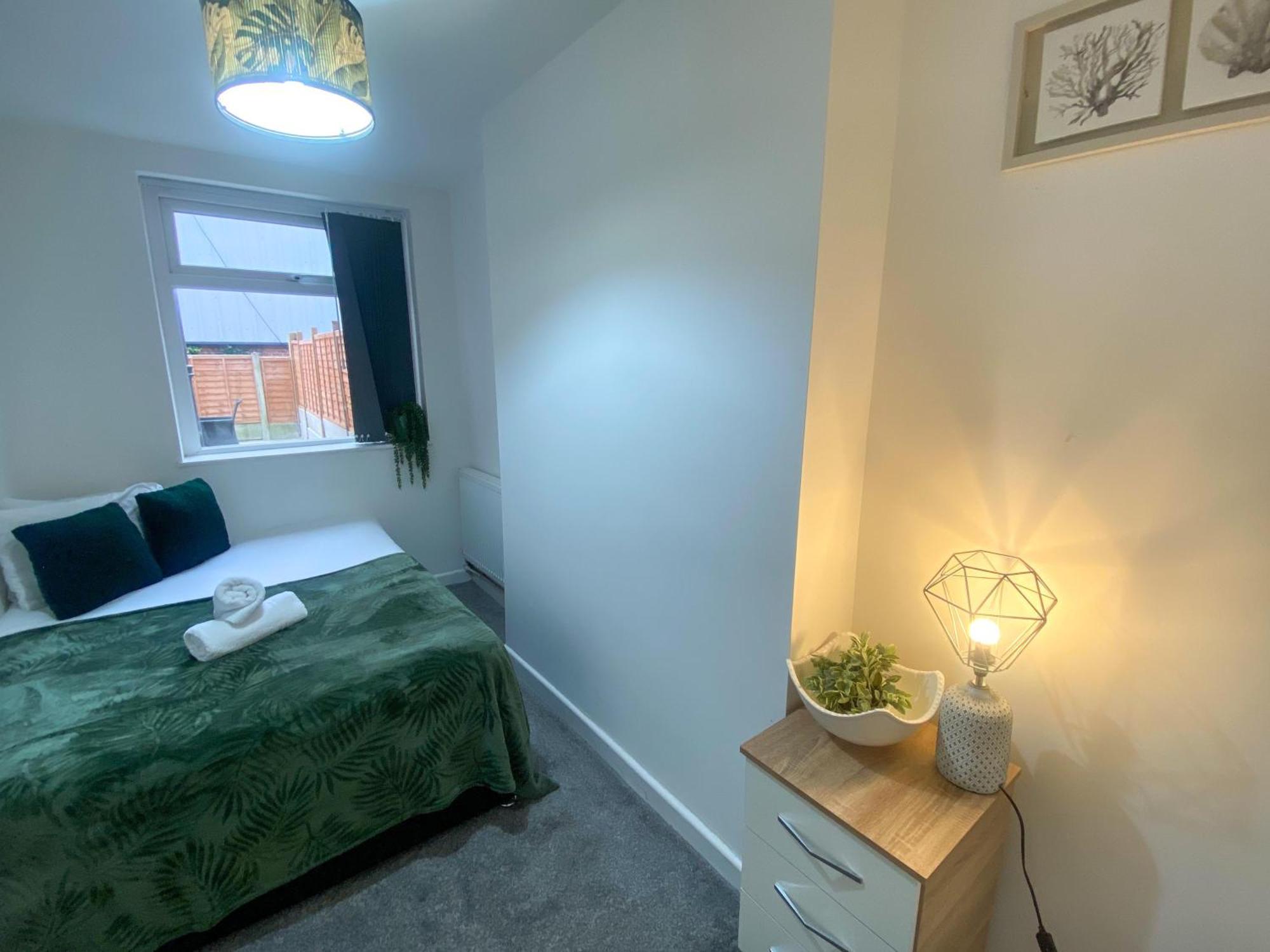 5 Bedroom Luxury Townhouse Near Centre, Sleep 16 *