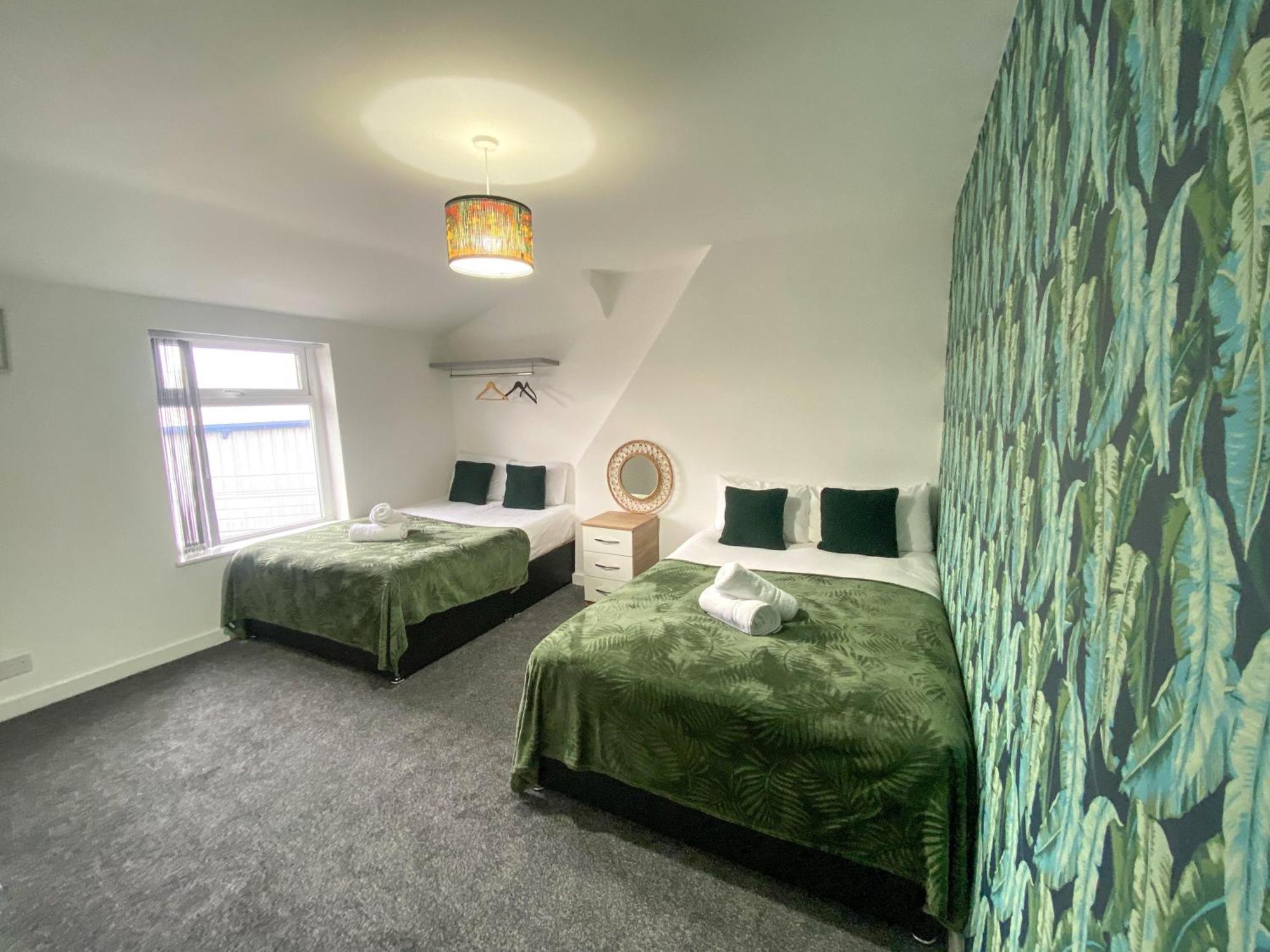 5 Bedroom Luxury Townhouse Near Centre, Sleep 16 * Manchester