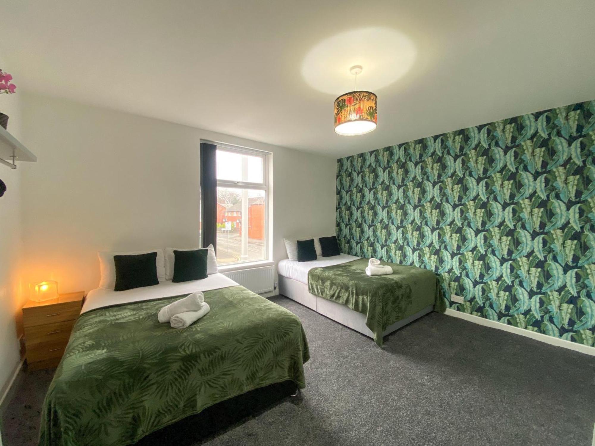 Apartment 5 Bedroom Luxury Townhouse Near Centre, Sleep 16