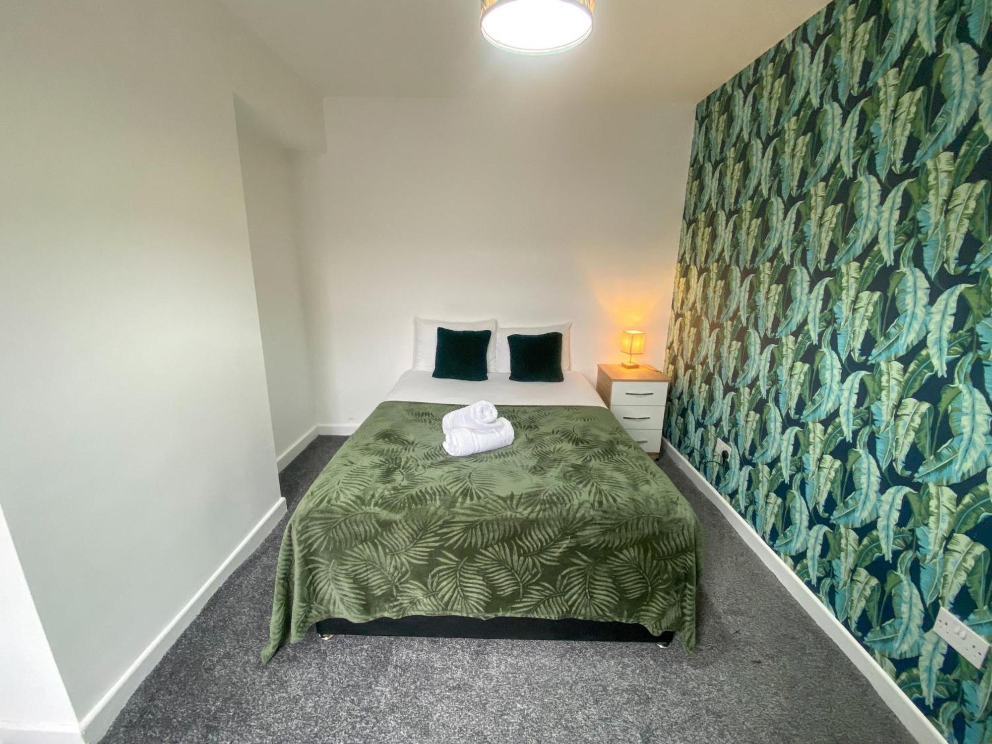 Apartment 5 Bedroom Luxury Townhouse Near Centre, Sleep 16 *