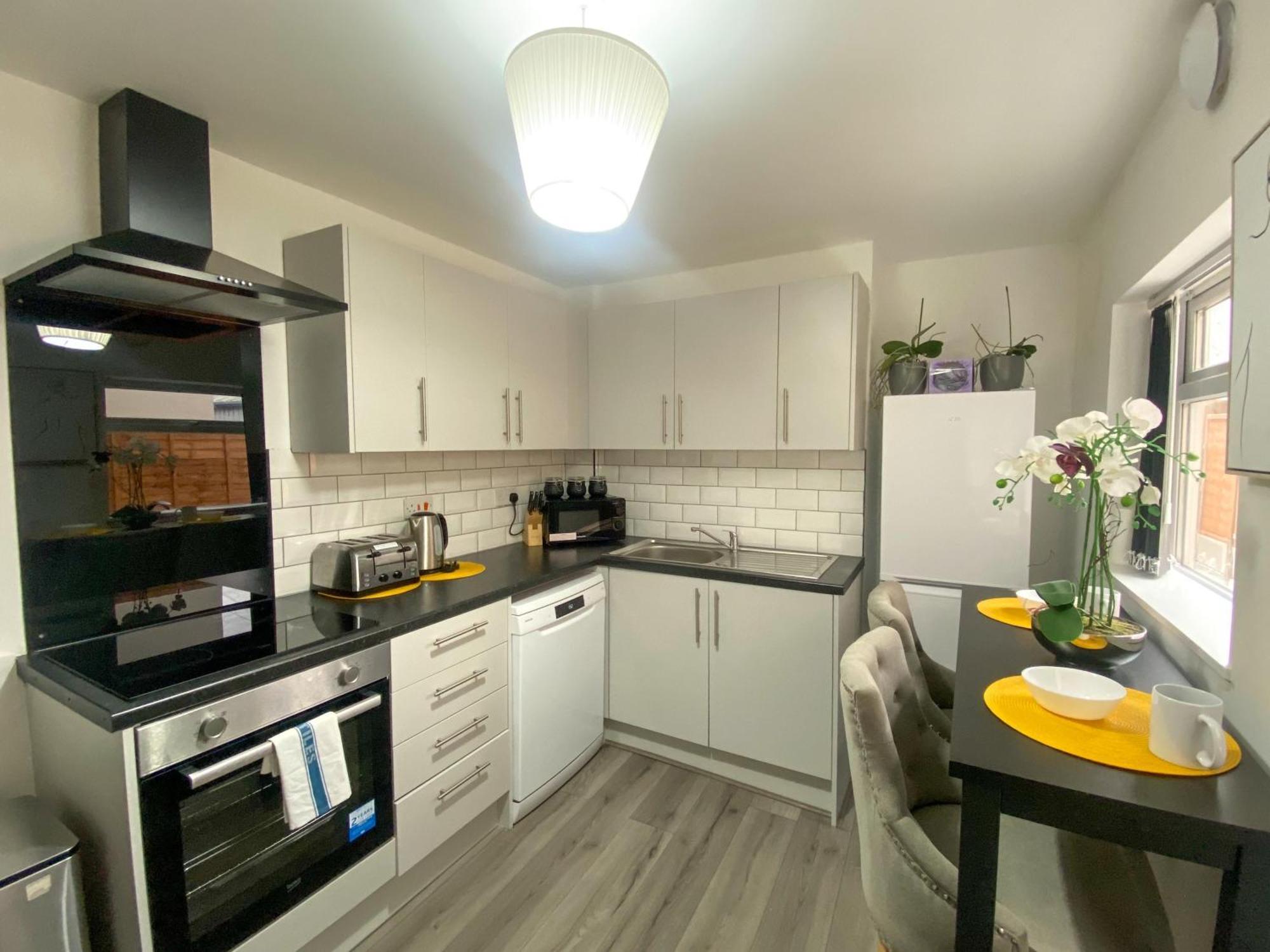 5 Bedroom Luxury Townhouse Near Centre, Sleep 16 Apartment Manchester